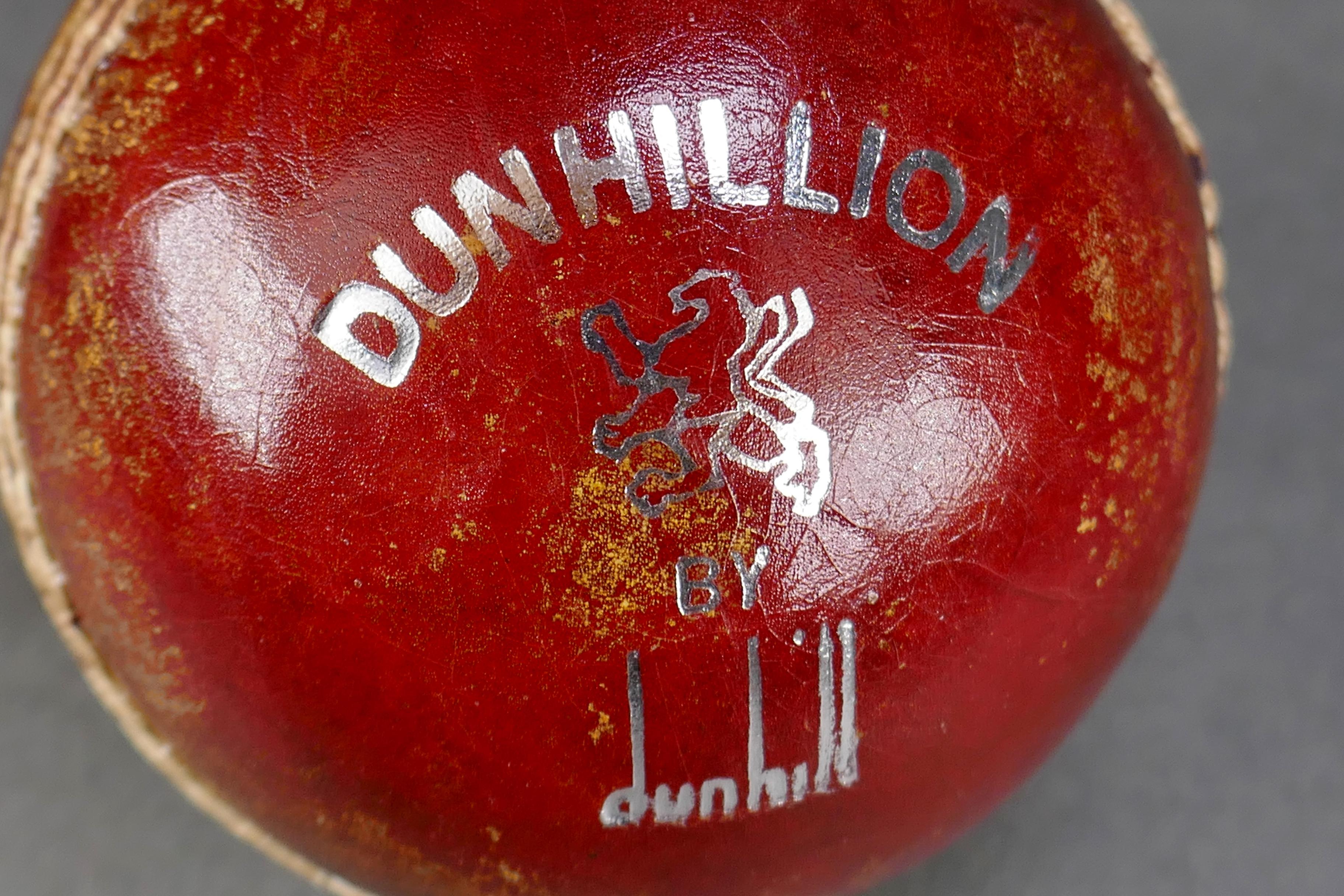 Mid-Century moderno Palla da cricket in pelle conciata all'inglese Dunhill by Dunhill of London Club in vendita