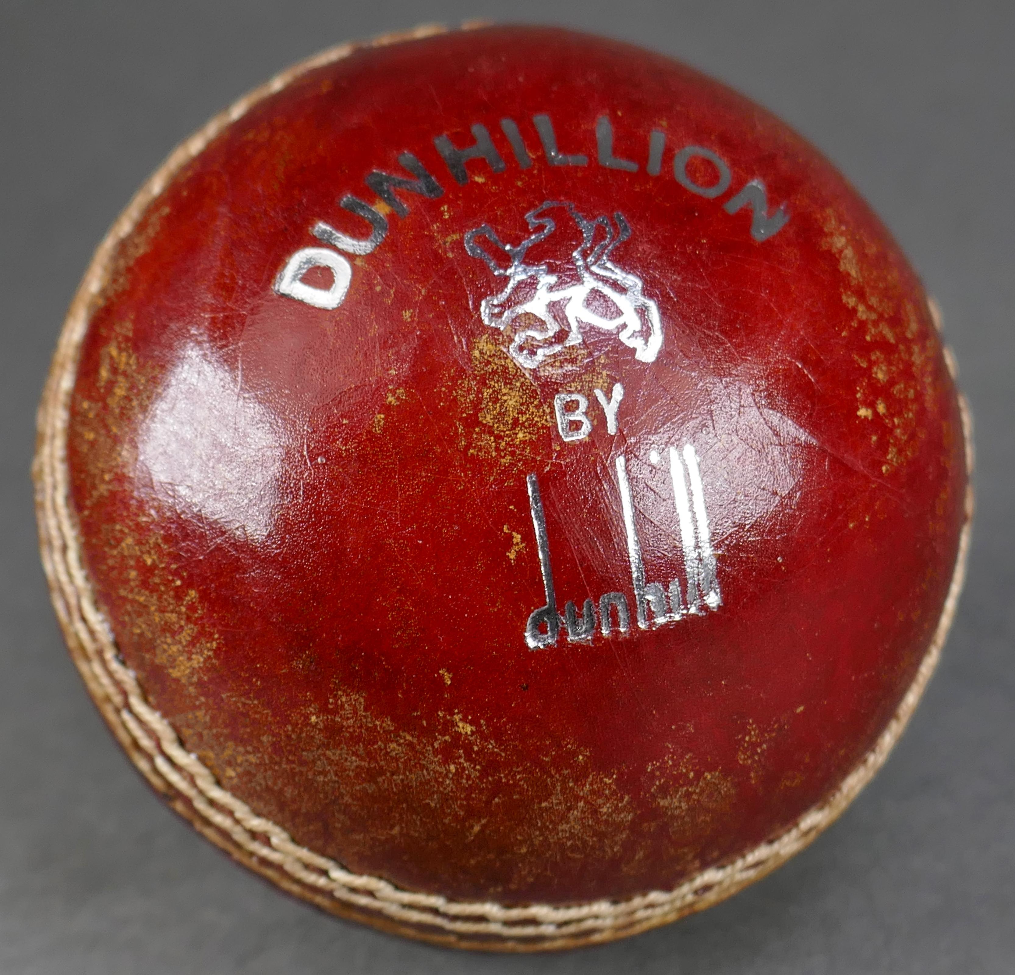 Britannico Palla da cricket in pelle conciata all'inglese Dunhill by Dunhill of London Club in vendita