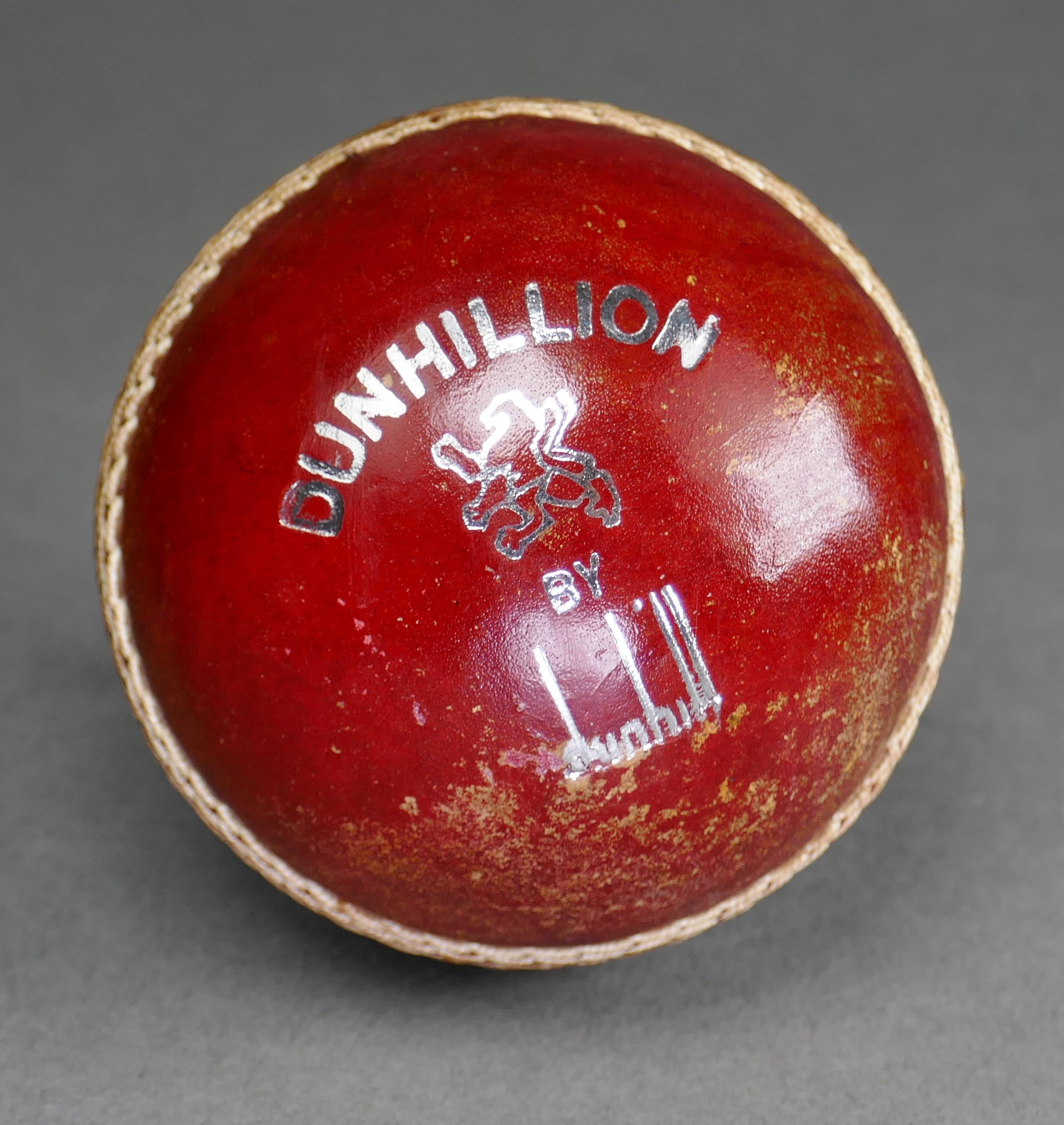 Palla da cricket in pelle conciata all'inglese Dunhill by Dunhill of London Club In condizioni discrete in vendita a San Juan Capistrano, CA