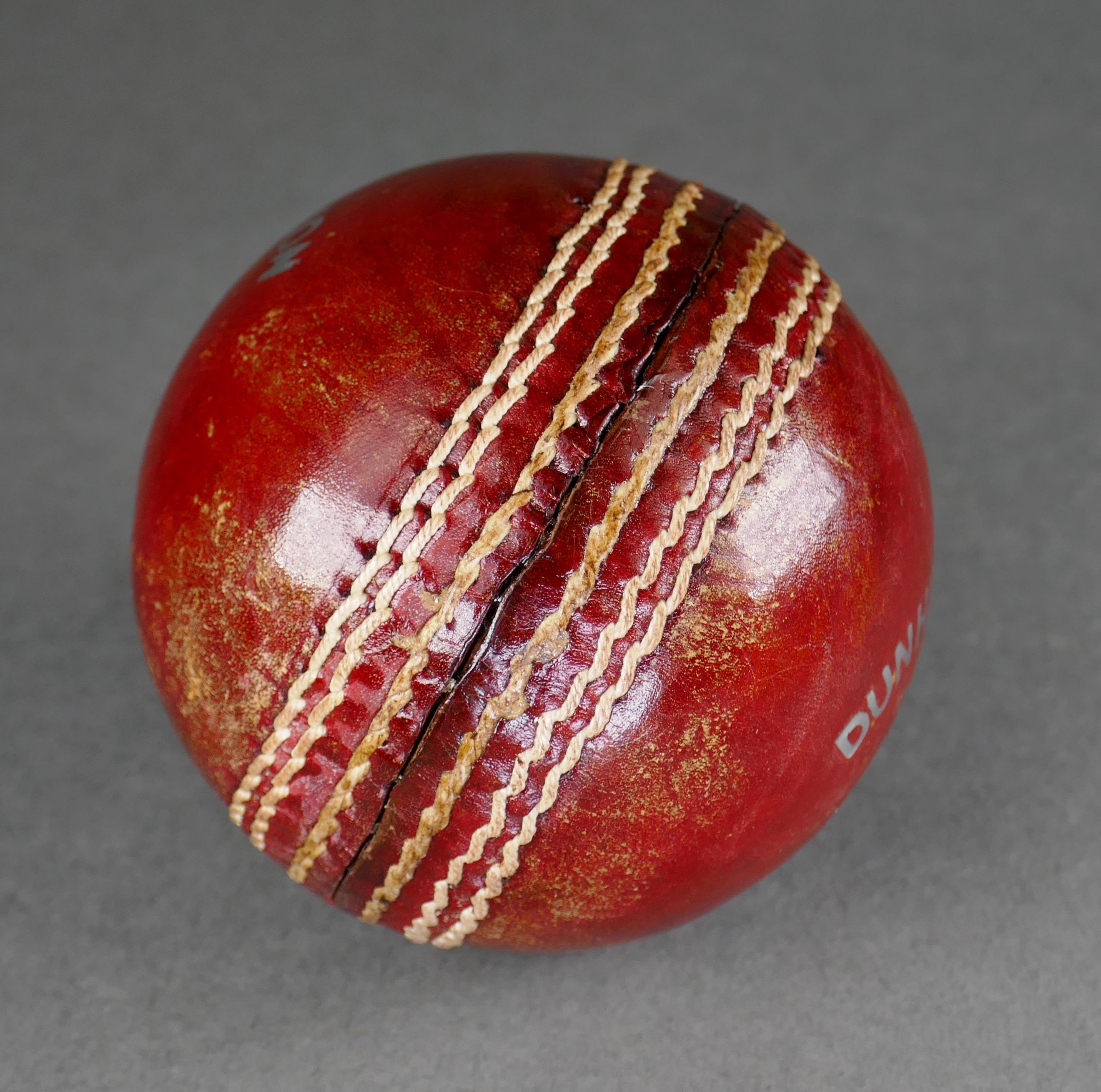 Pelle Palla da cricket in pelle conciata all'inglese Dunhill by Dunhill of London Club in vendita