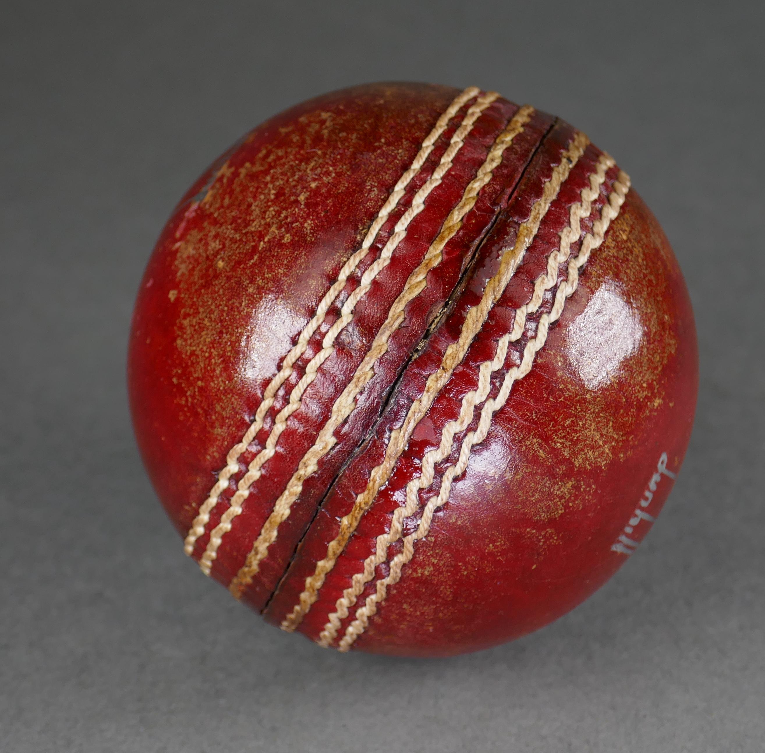 Palla da cricket in pelle conciata all'inglese Dunhill by Dunhill of London Club in vendita 1