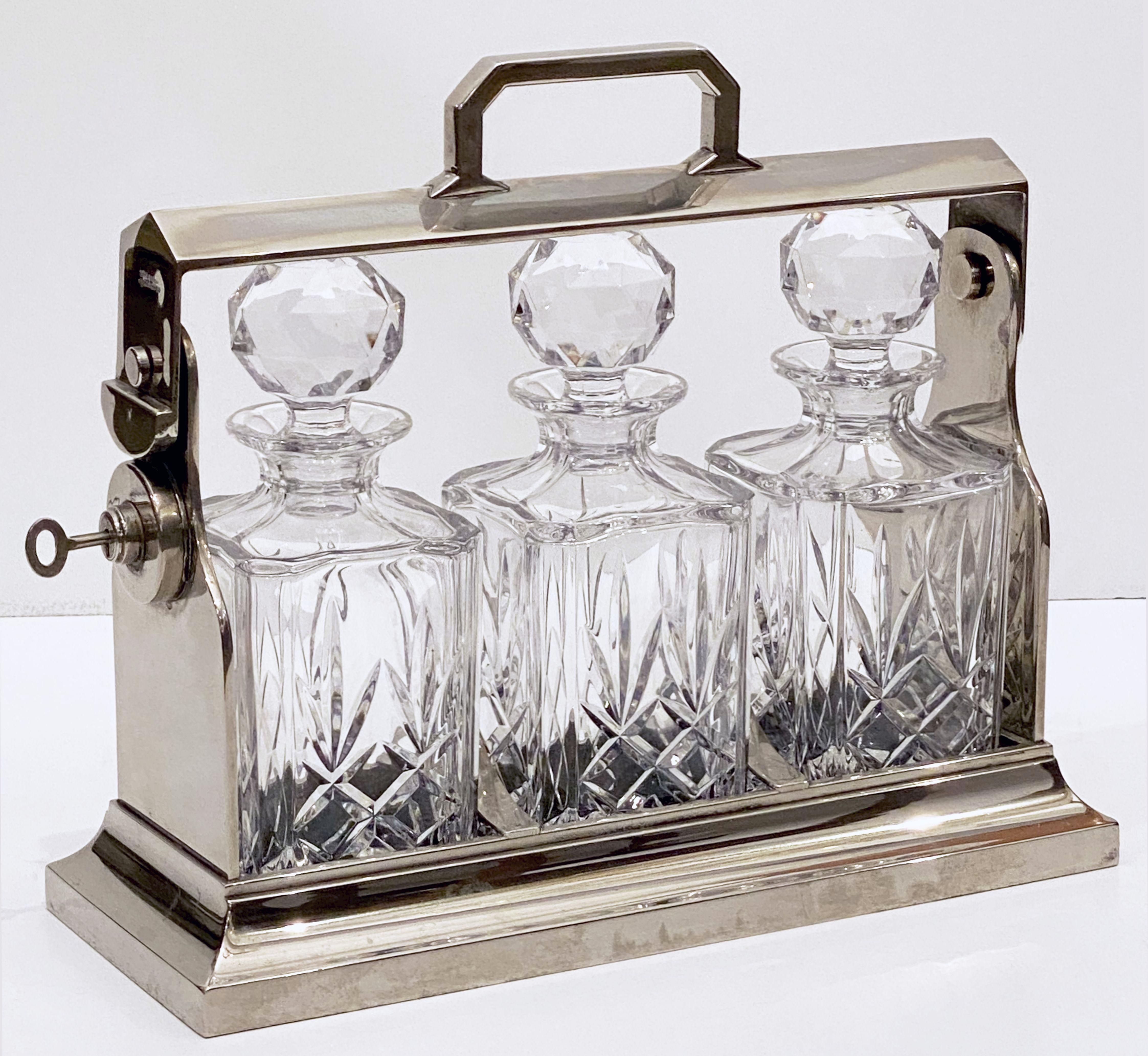 Service à boissons anglais Tantalus avec trois carafes par Mappin & Webb 6