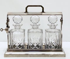 Juego de Bebidas Inglés Tantalus con Tres Decantadores de Mappin & Webb