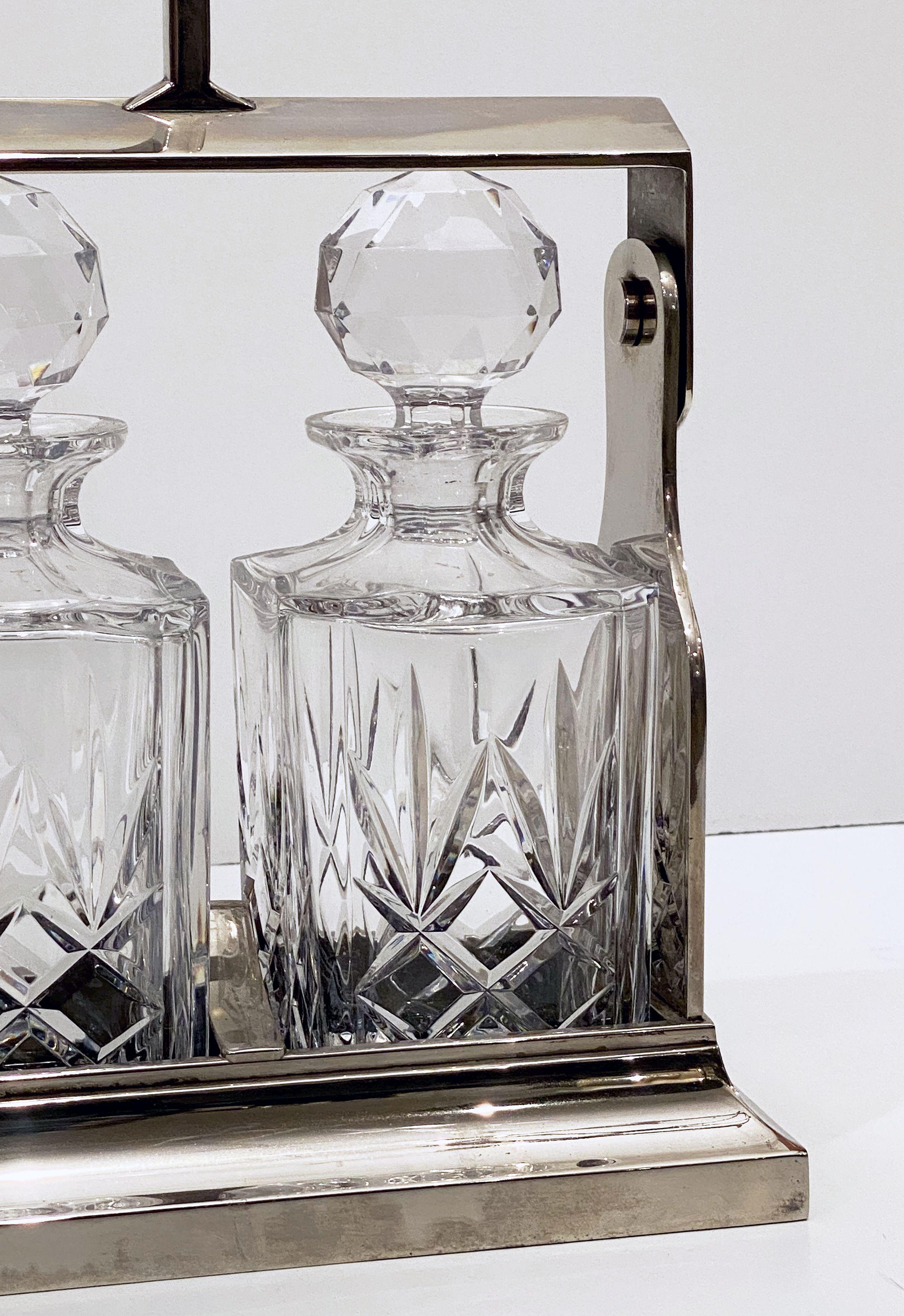 Verre taillé Service à boissons anglais Tantalus avec trois carafes par Mappin & Webb