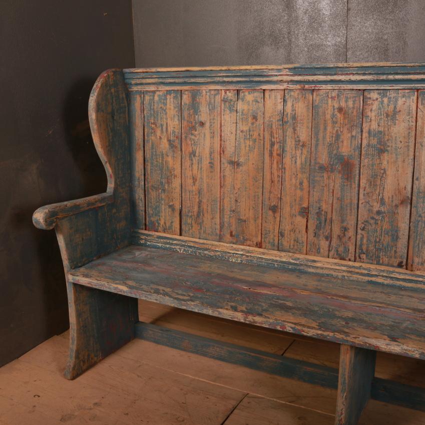 Good 19th century painted English tavern settle, 1820.
Seat height 17 inches (43cm)

Dimensions:
78 inches (198 cms) wide
20 inches (51 cms) deep
43.5 inches (110 cms) high.

 