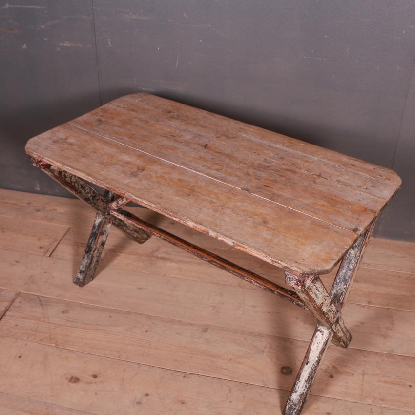 Small early 19th century original painted tavern table, 1810.

Dimensions
42 inches (107 cms) wide
22 inches (56 cms) deep
25 inches (64 cms) high.

 