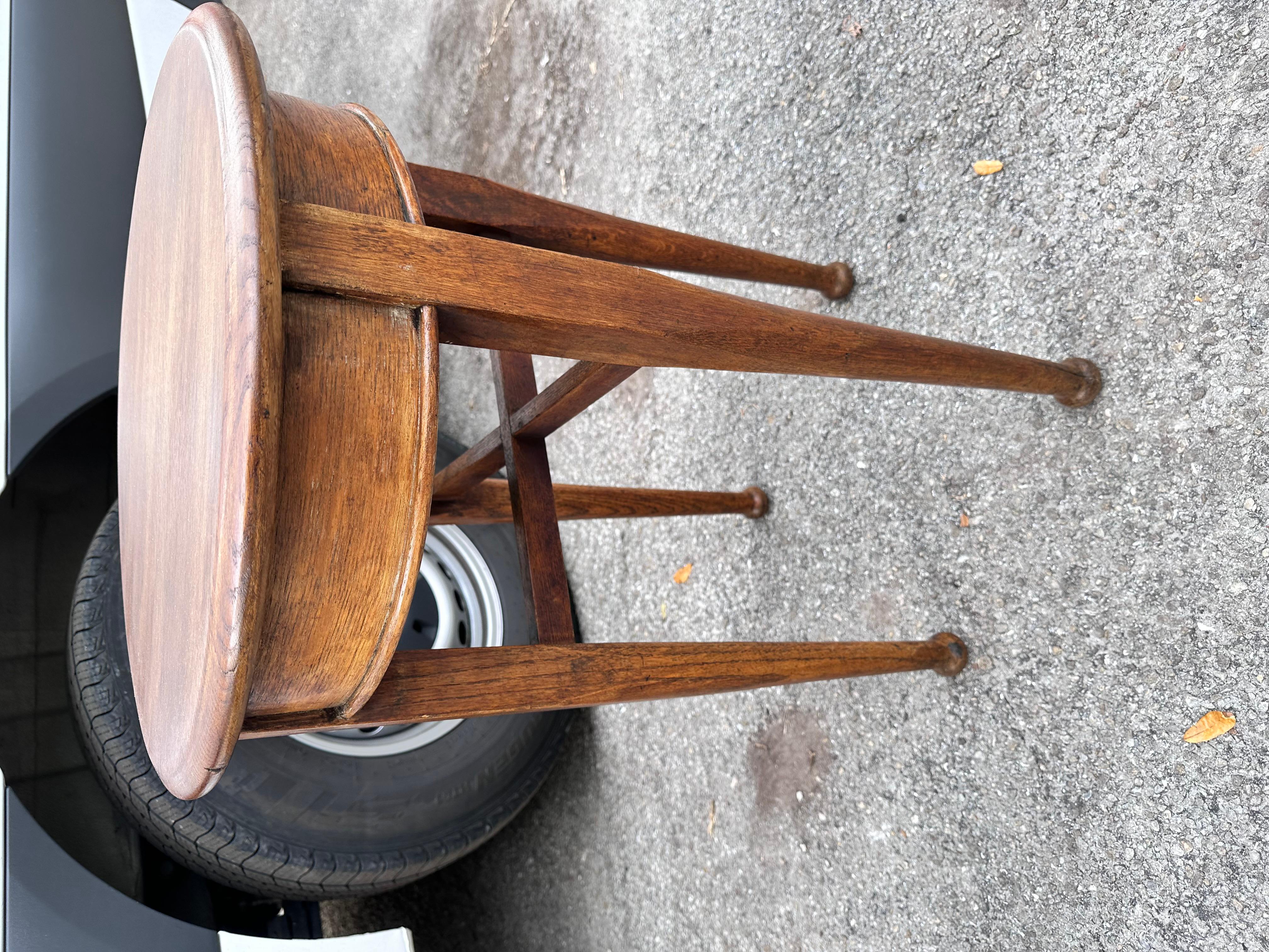 Il s'agit d'une superbe petite table de taverne anglaise à quatre pieds avec des pieds en forme de boule. Cette table a une belle couleur chaude. Sa taille et sa hauteur lui permettent d'être utilisée dans de nombreux endroits de la maison. #629