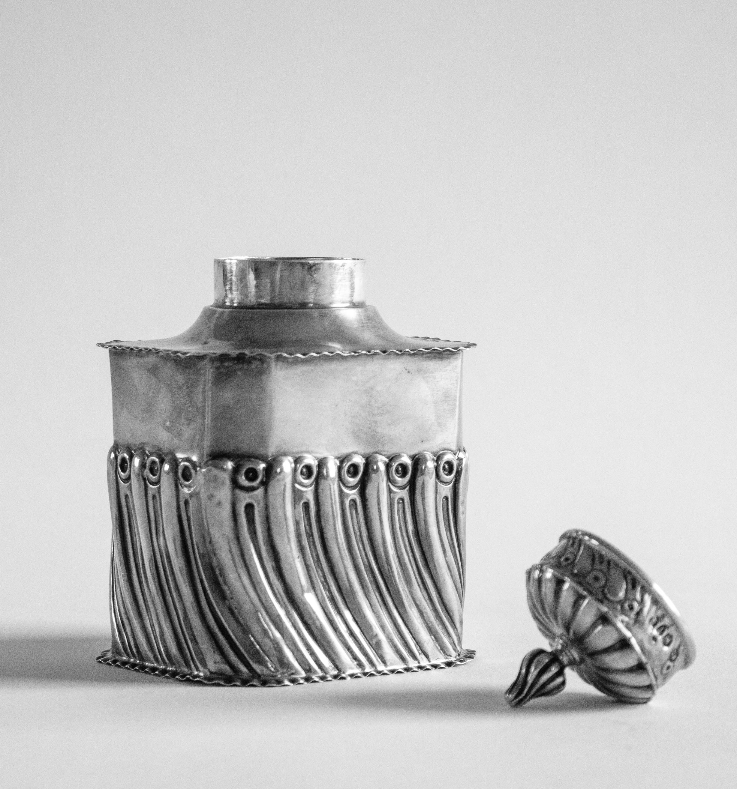 Late Victorian English Tea Caddy in Sterling Silver, dated 1894, William Richard Corke, London For Sale