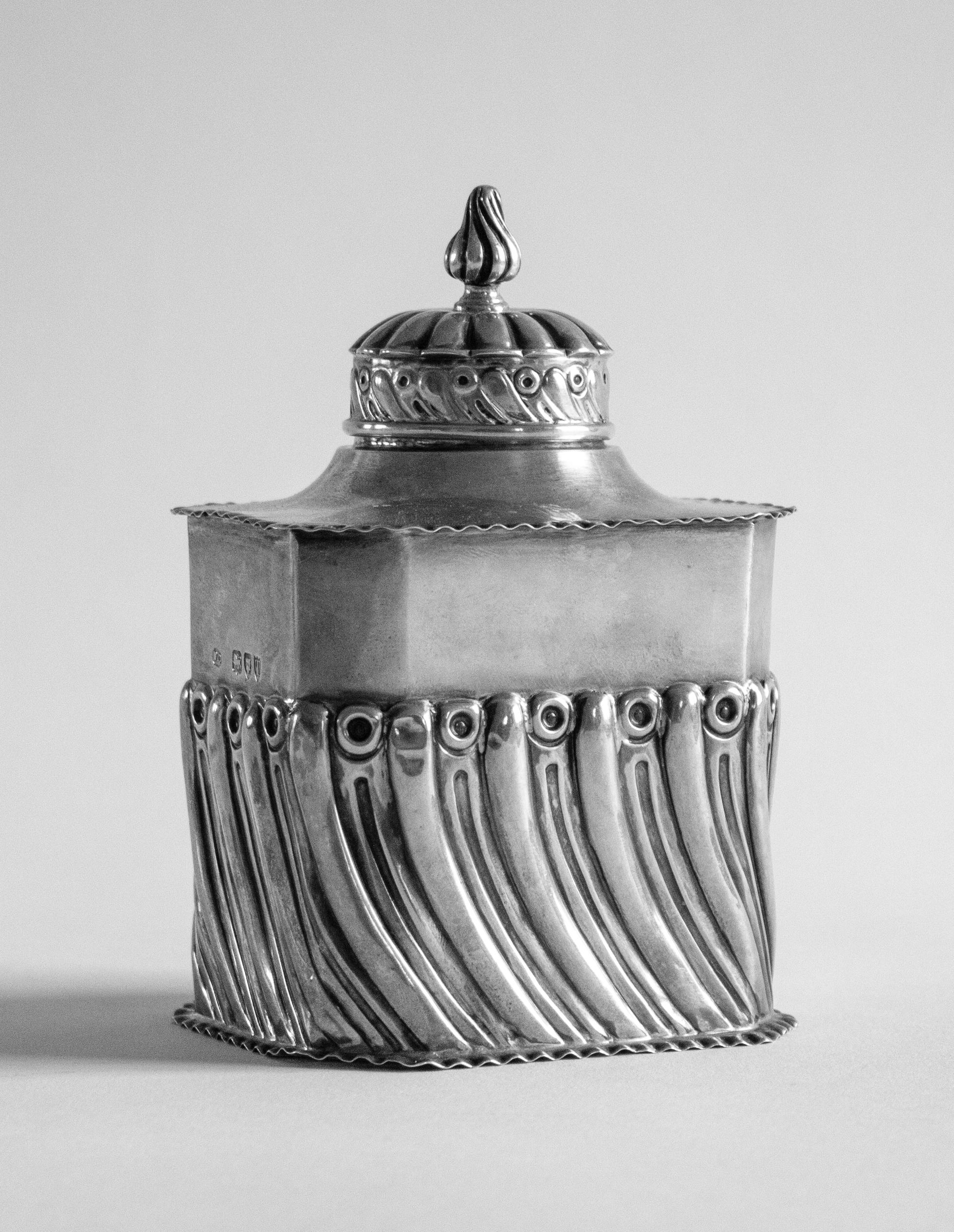English Tea Caddy in Sterling Silver, dated 1894, William Richard Corke, London In Good Condition For Sale In Stockholm, SE