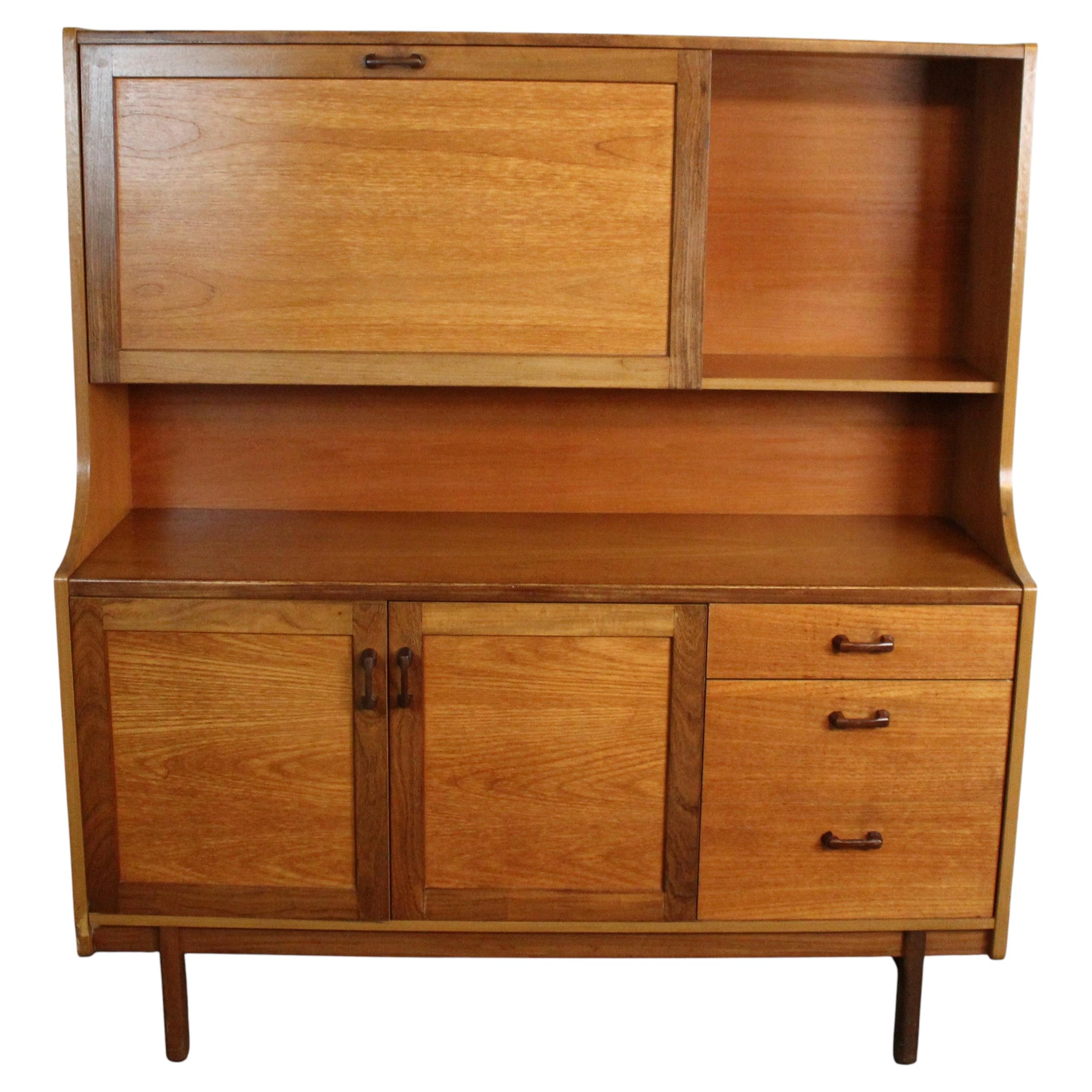 Credenza alta in teak inglese della metà del secolo scorso