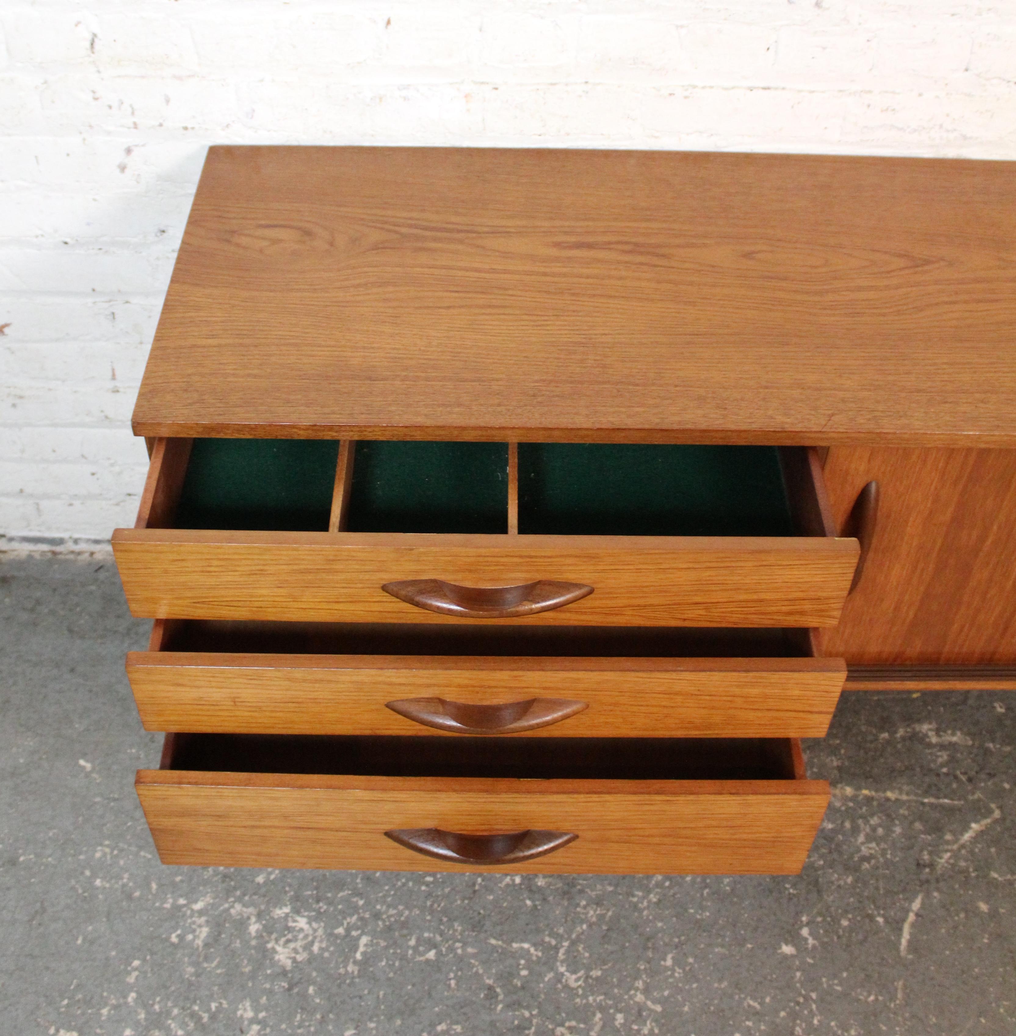Inglese Credenza inglese in teak di Avalon in vendita