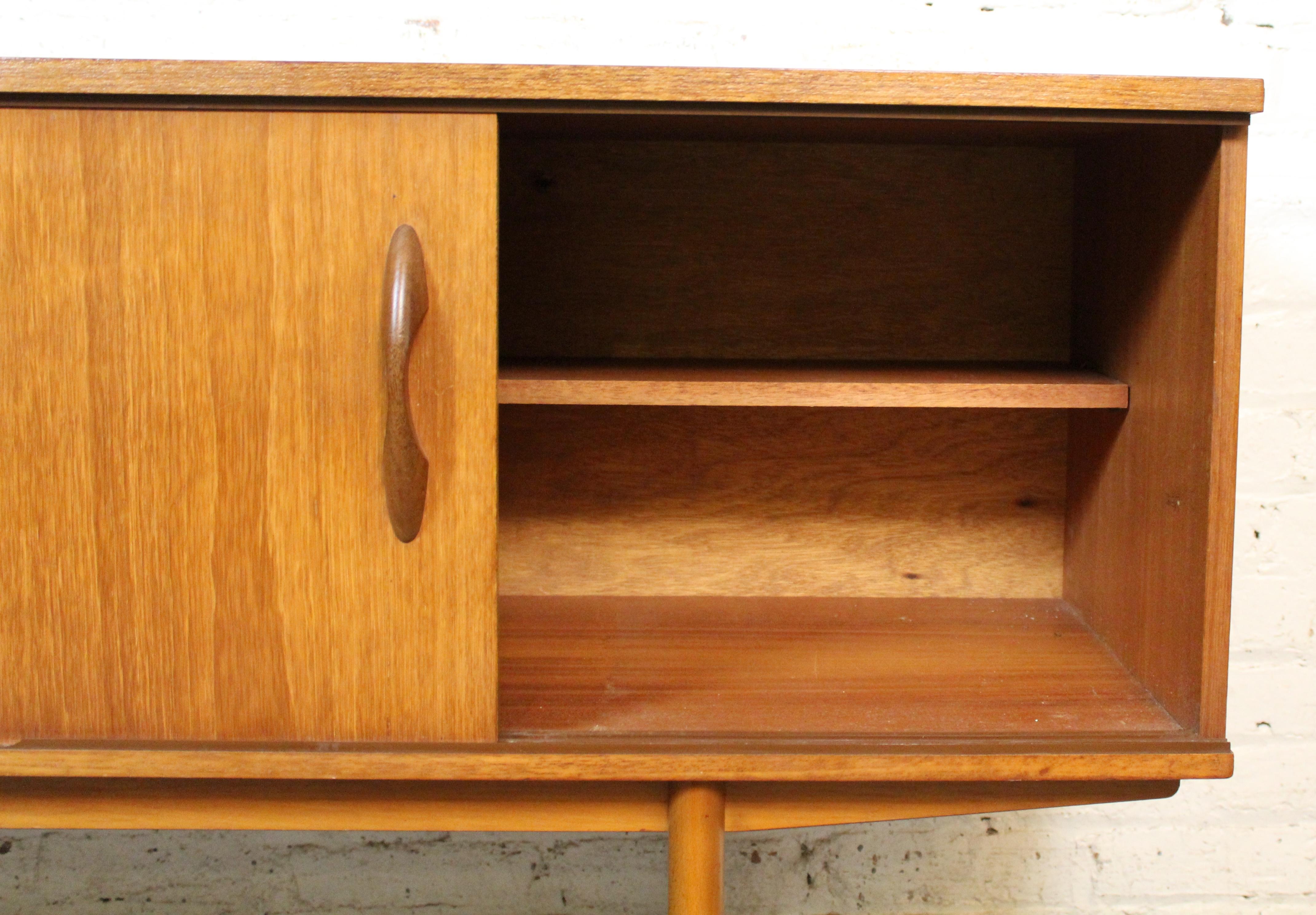 XX secolo Credenza inglese in teak di Avalon in vendita