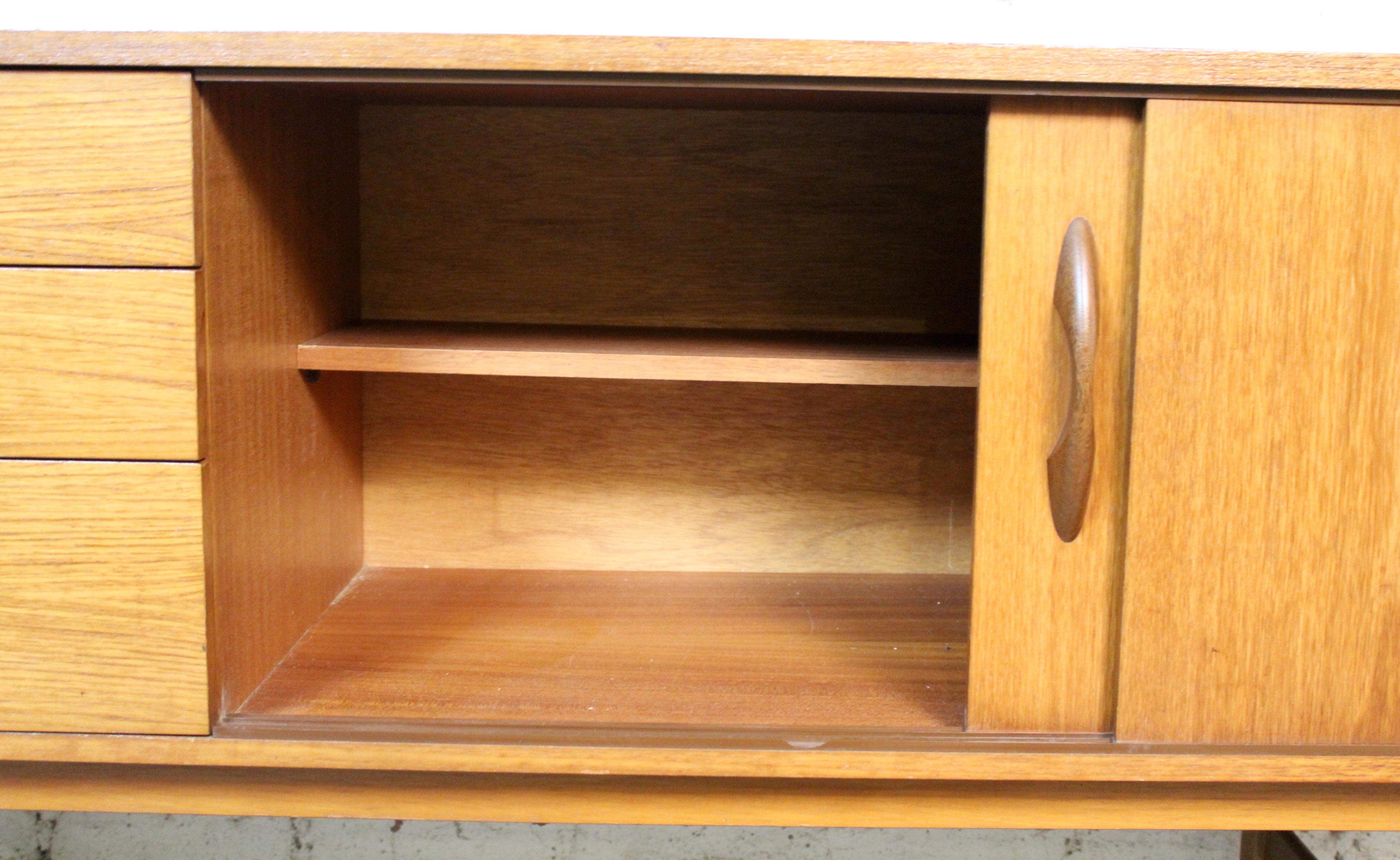 Teak Credenza inglese in teak di Avalon in vendita