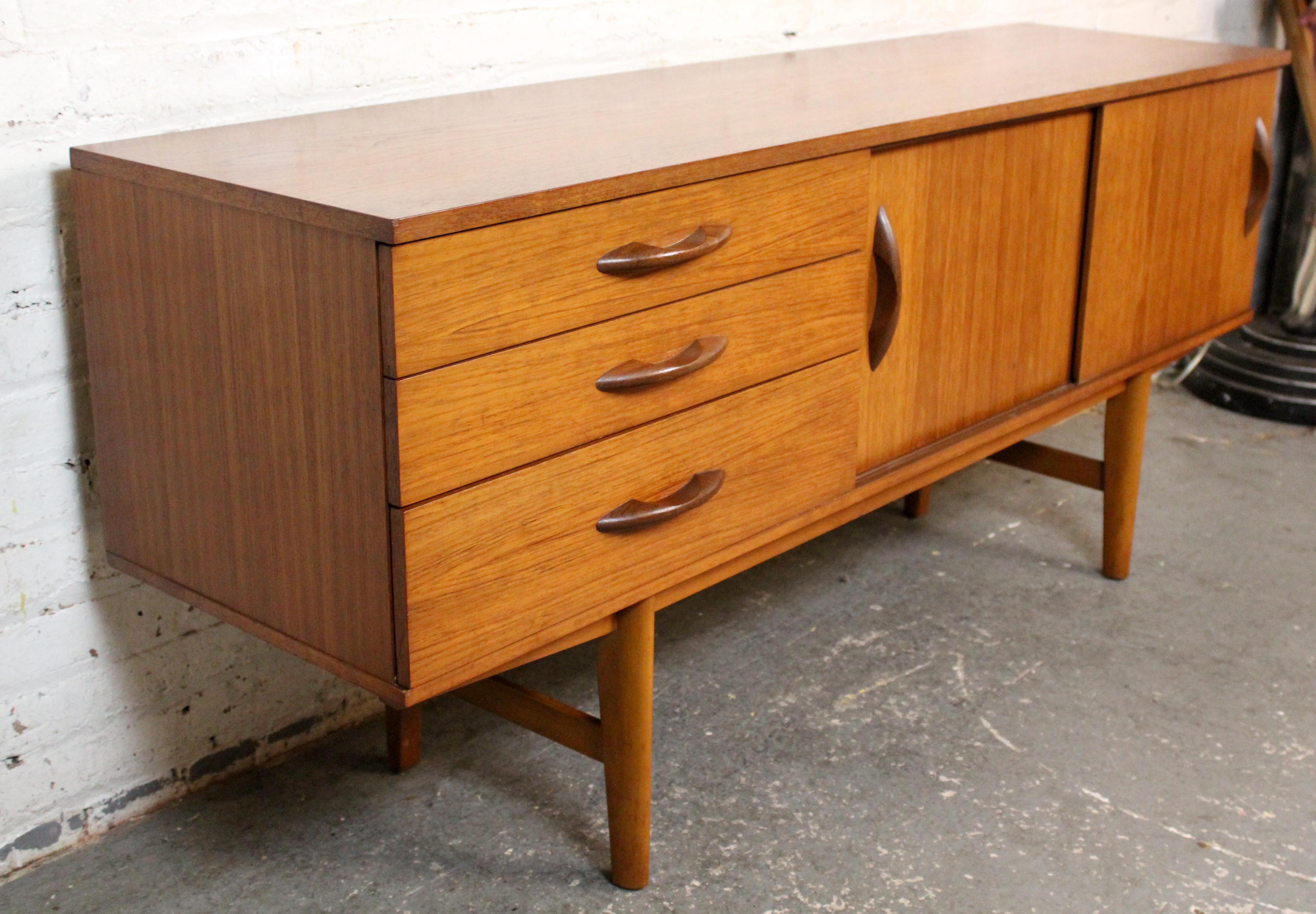 Credenza inglese in teak di Avalon in vendita 1