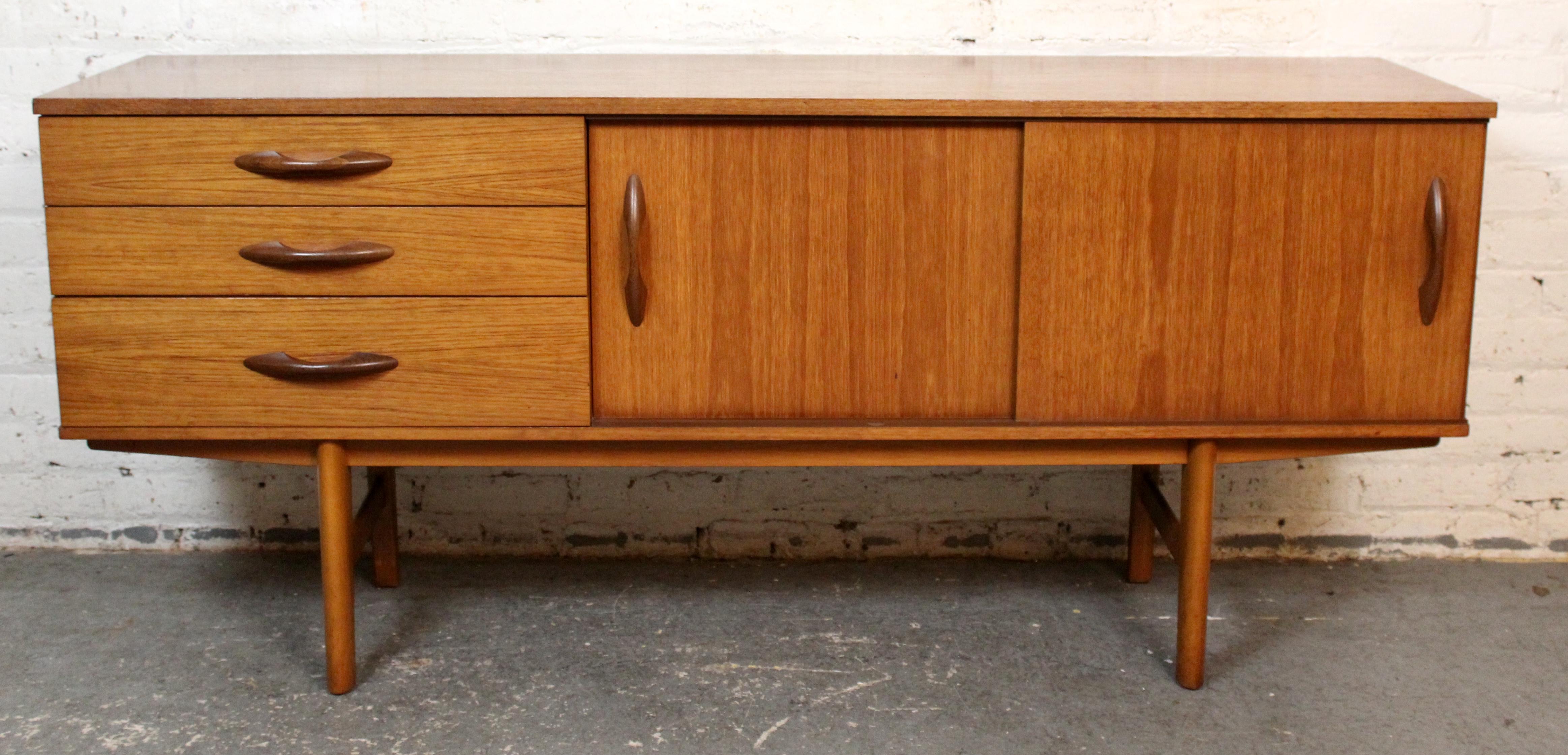 Credenza inglese in teak di Avalon in vendita 2