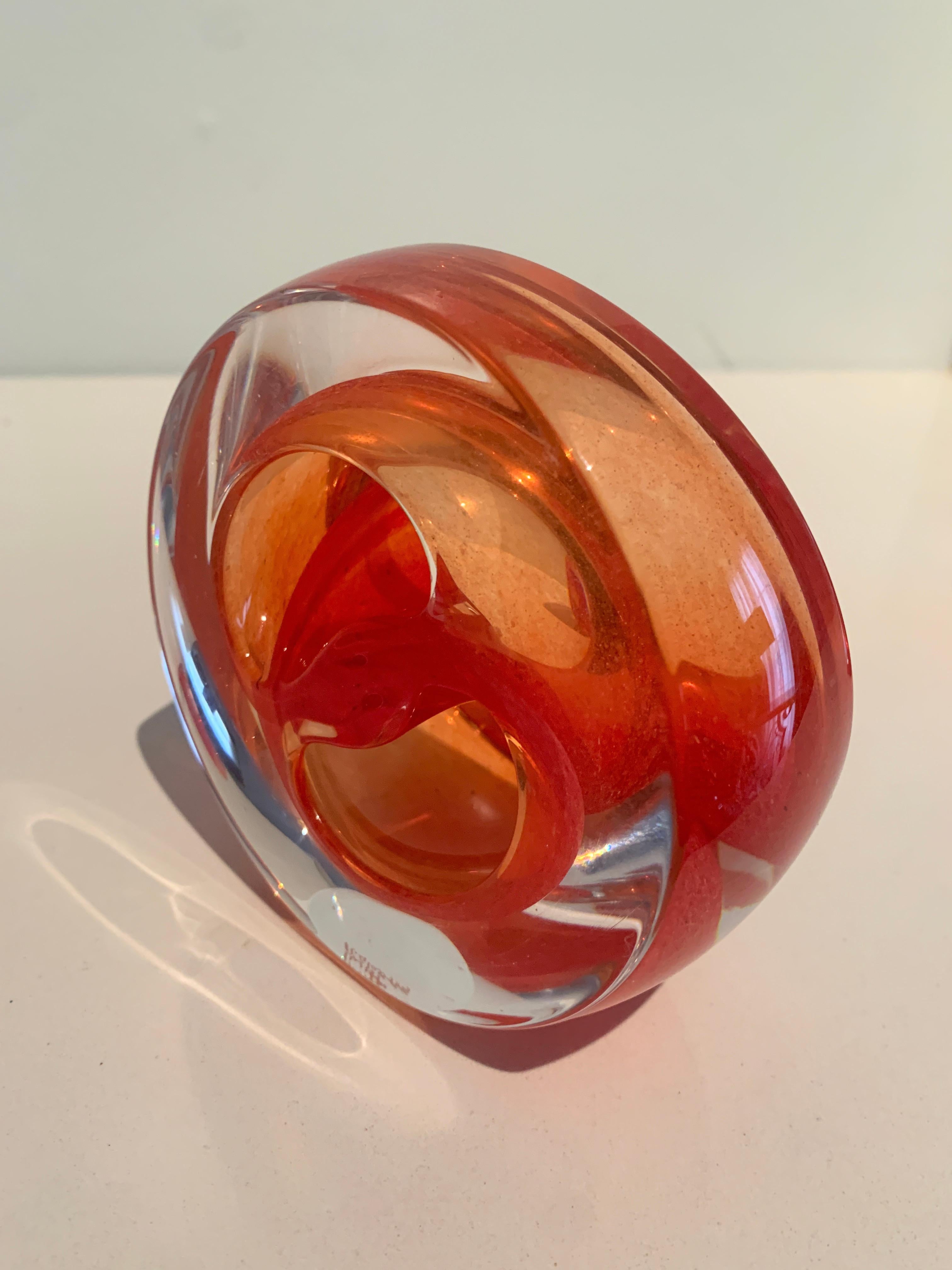 Une merveilleuse sculpture en verre soufflé à la main de Teign Valley Glass en Angleterre. L'atelier existe depuis le début du 20e siècle et est réputé pour son travail du verre... cette pièce est une magnifique pièce ronde abstraite. Nous avons un