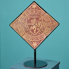 Piastrelle araldiche antiche inglesi 'Tenez le le Droit' su supporto