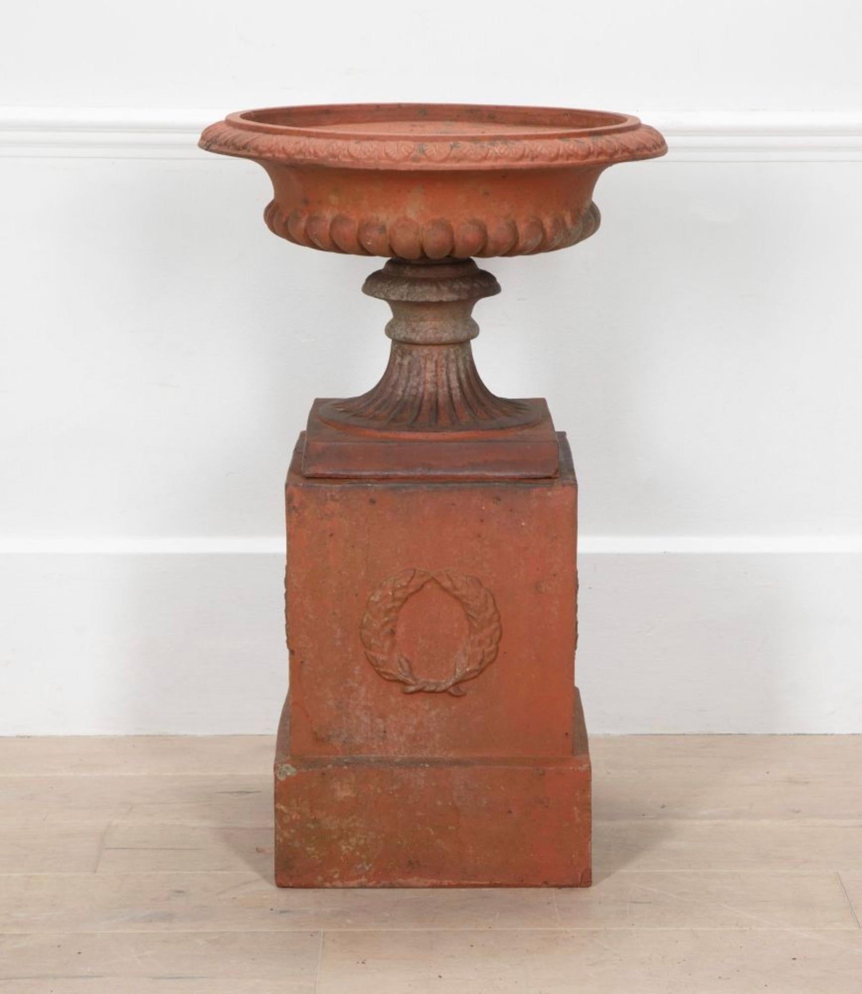 Anglais Urne tazza anglaise en terre cuite sur socle en vente
