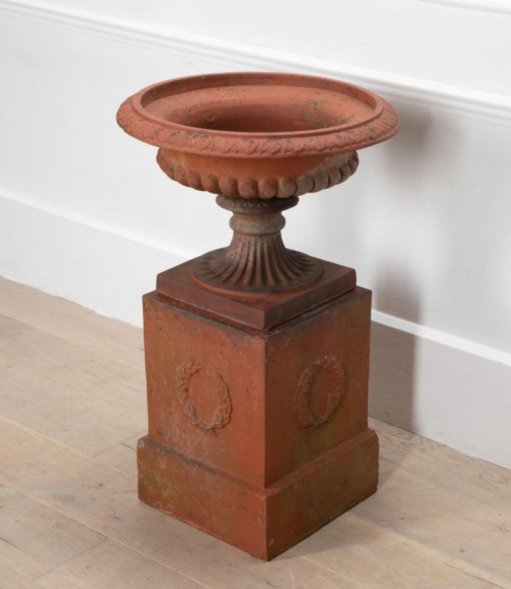 Urne tazza anglaise en terre cuite sur socle Bon état - En vente à Haywards Heath, GB