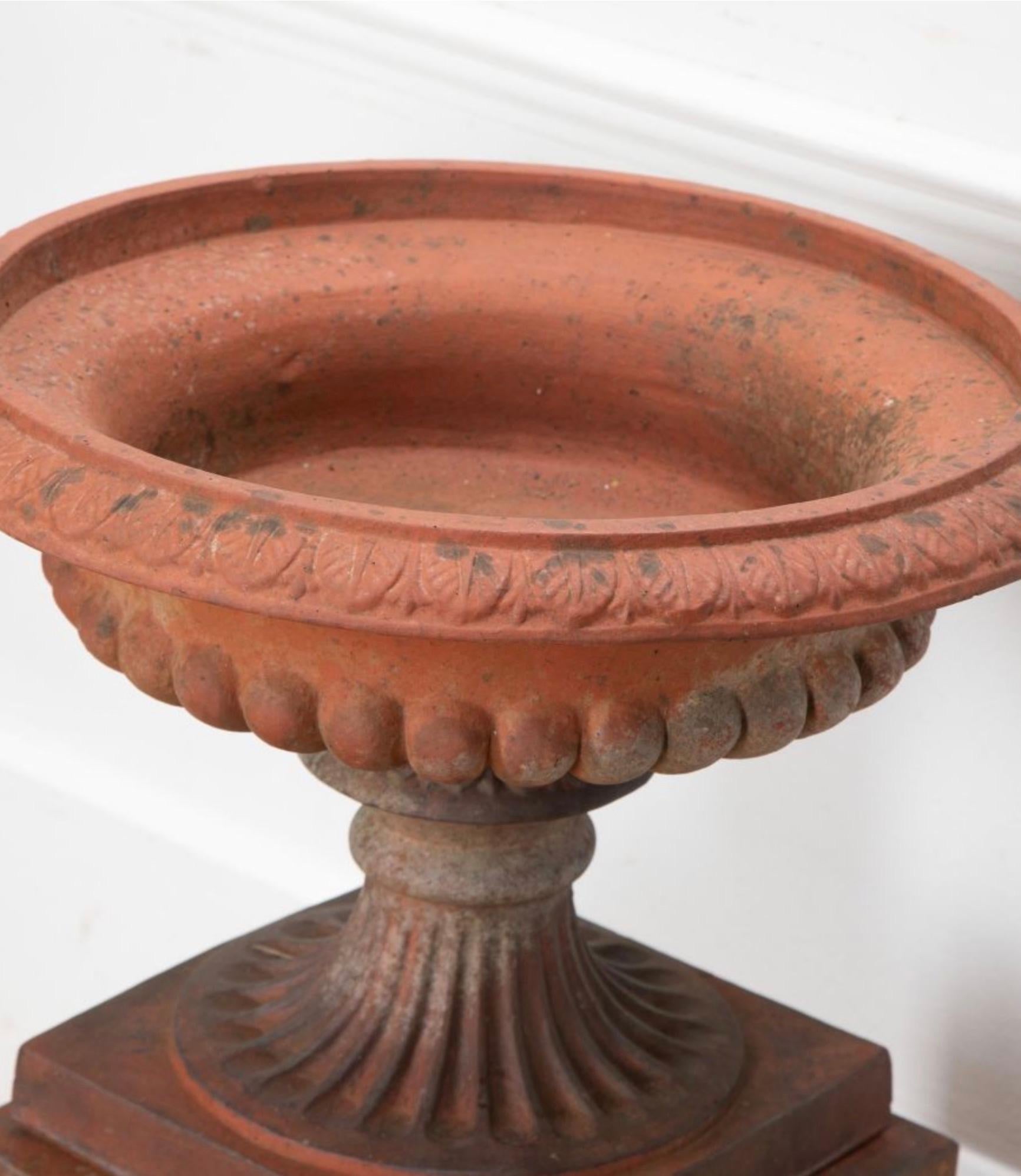 20ième siècle Urne tazza anglaise en terre cuite sur socle en vente