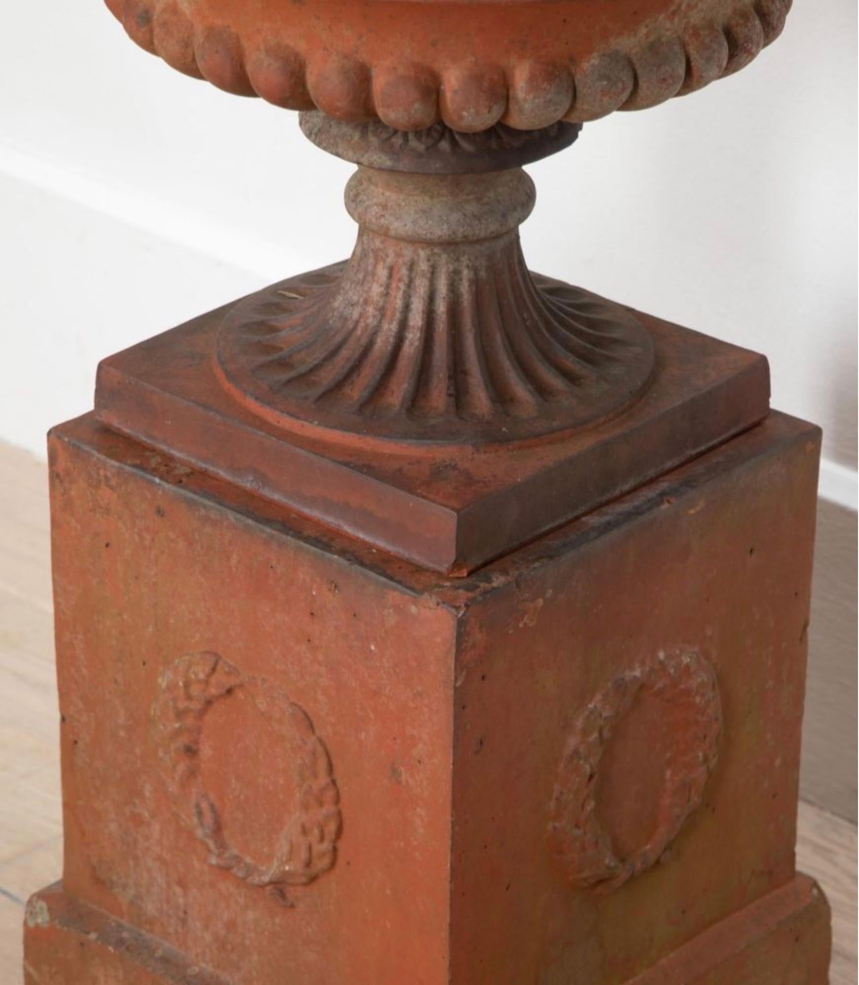 Urne tazza anglaise en terre cuite sur socle en vente 1