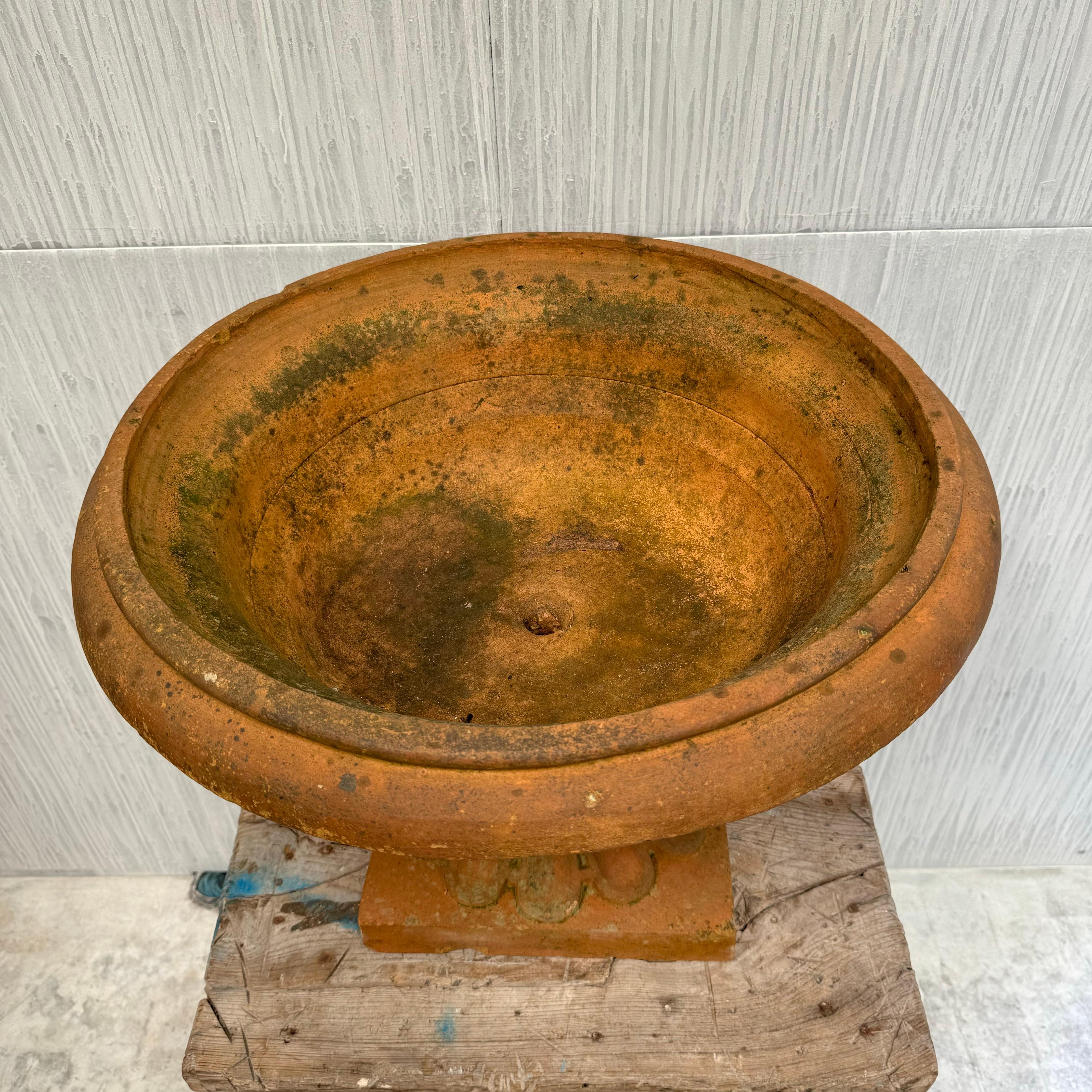 Fait main Urne anglaise en terre cuite en vente