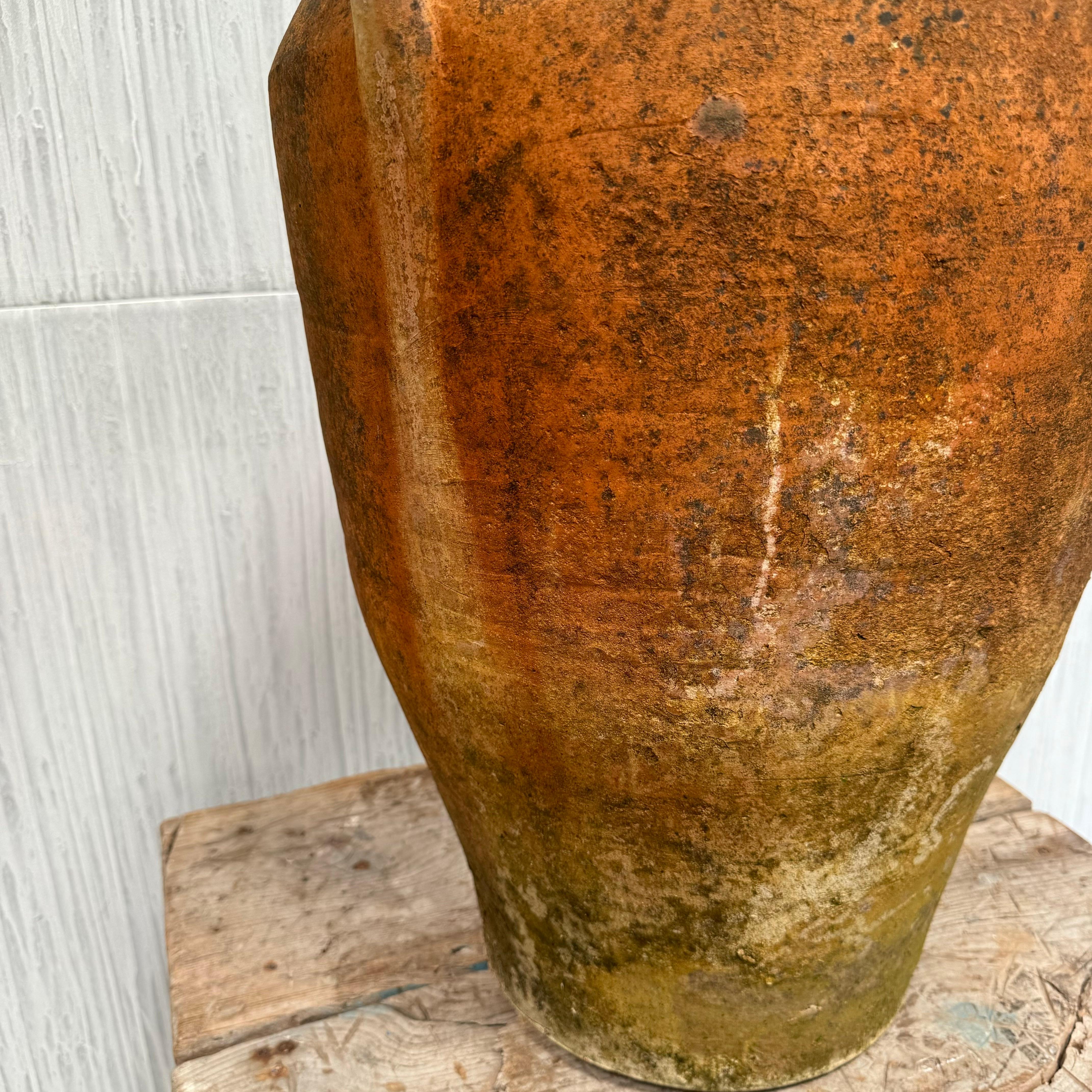 Poteries Urne anglaise en terre cuite - Pot à olive grec de style en vente