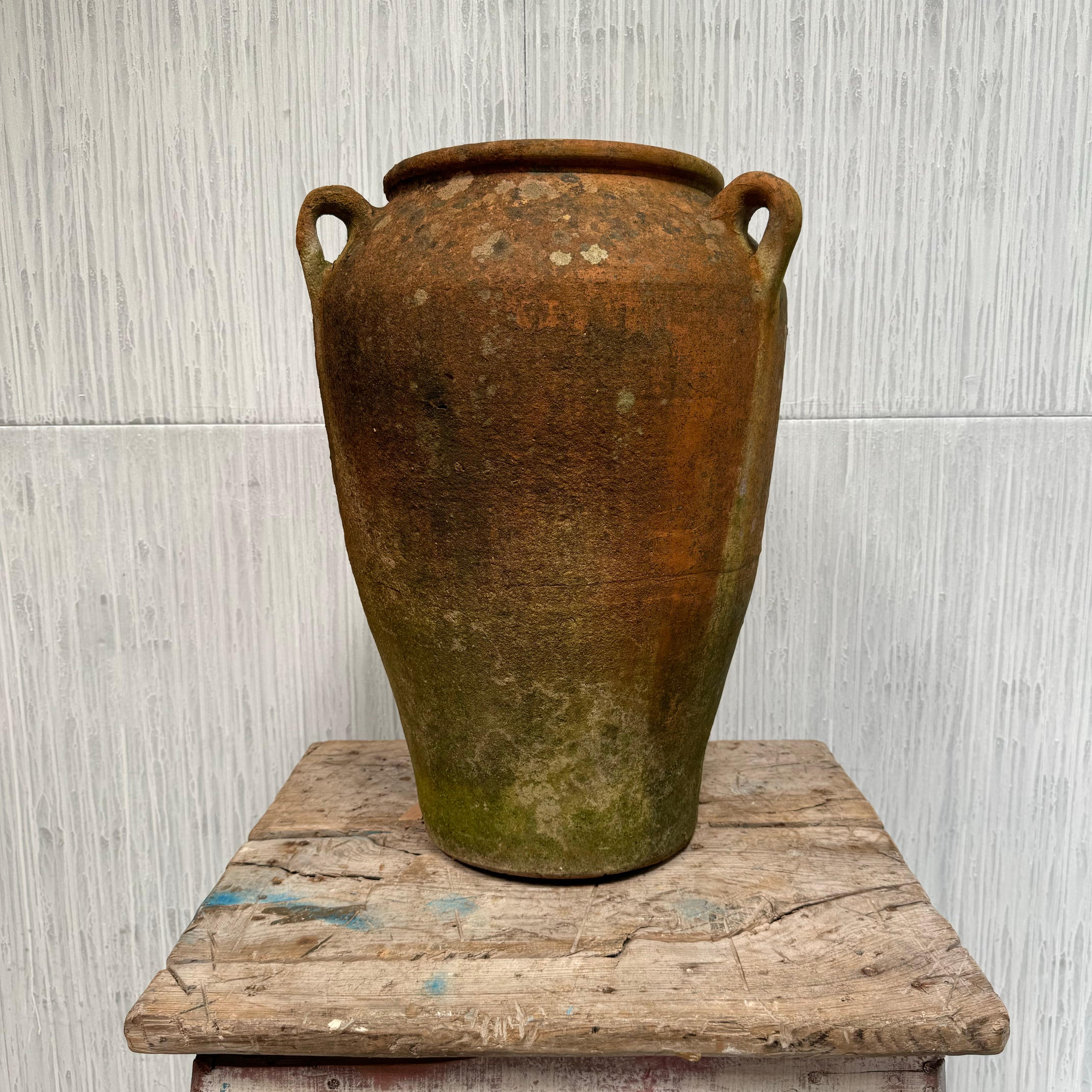 Urne anglaise en terre cuite - Pot à olive grec de style en vente 1