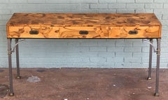 Table console anglaise à trois tiroirs en bois d'olivier sur pieds en métal