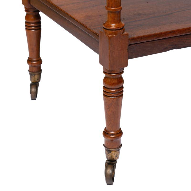 Inglese Cameriere muto inglese a tre livelli su rotelle d'ottone in palissandro brasiliano, 1810 in vendita