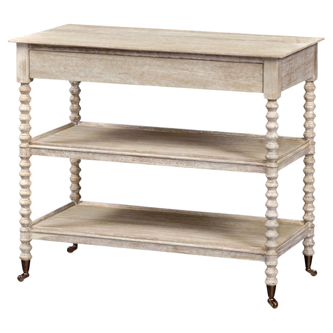 English Three Tier Whitewashed End Table (Table d'extrémité anglaise à trois niveaux, blanchie à la chaux)