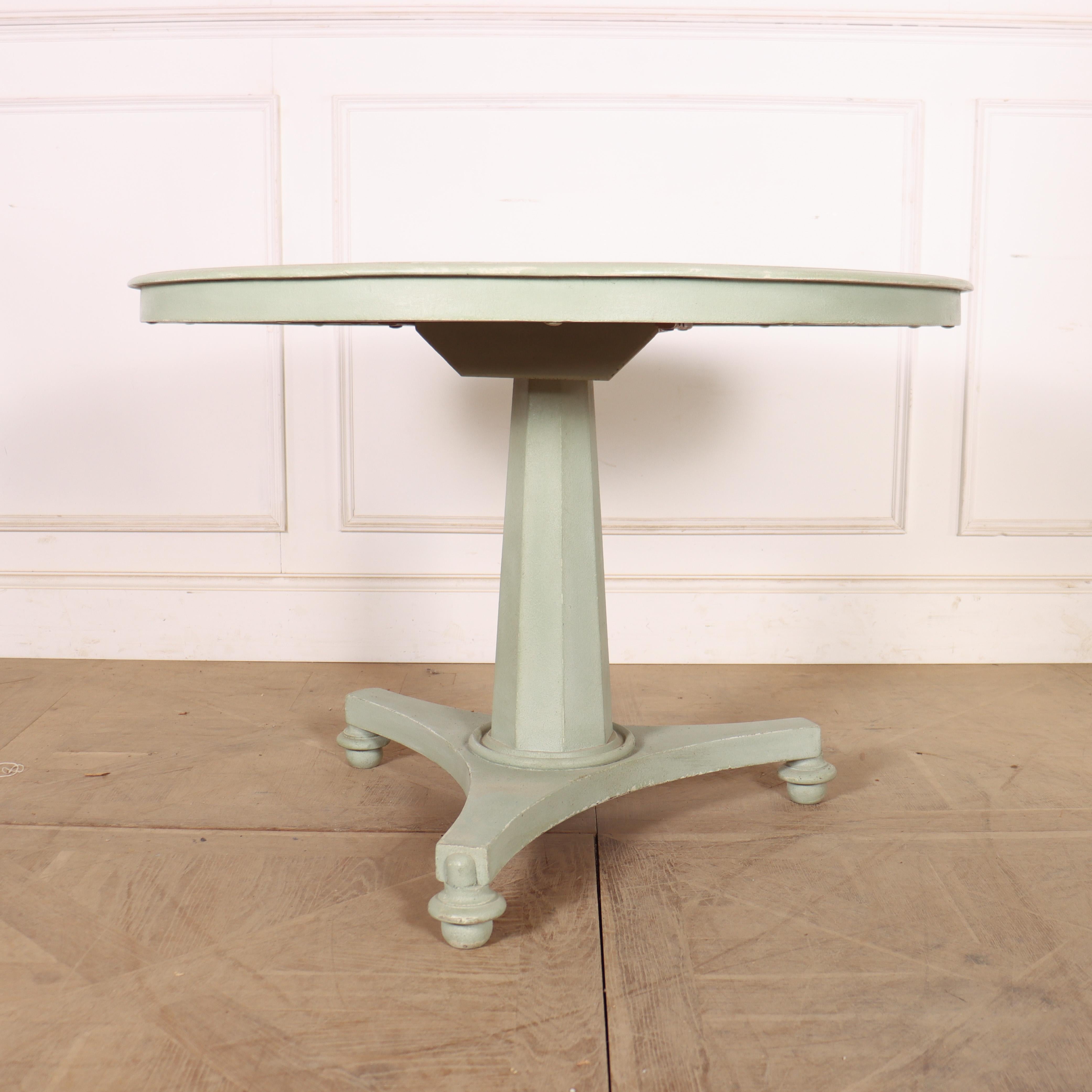 Petite table de salle à manger en chêne anglais du 19e siècle à plateau basculant. 1860.


Référence interne : H


Code : 8888

Dimensions :
H : 28.5
