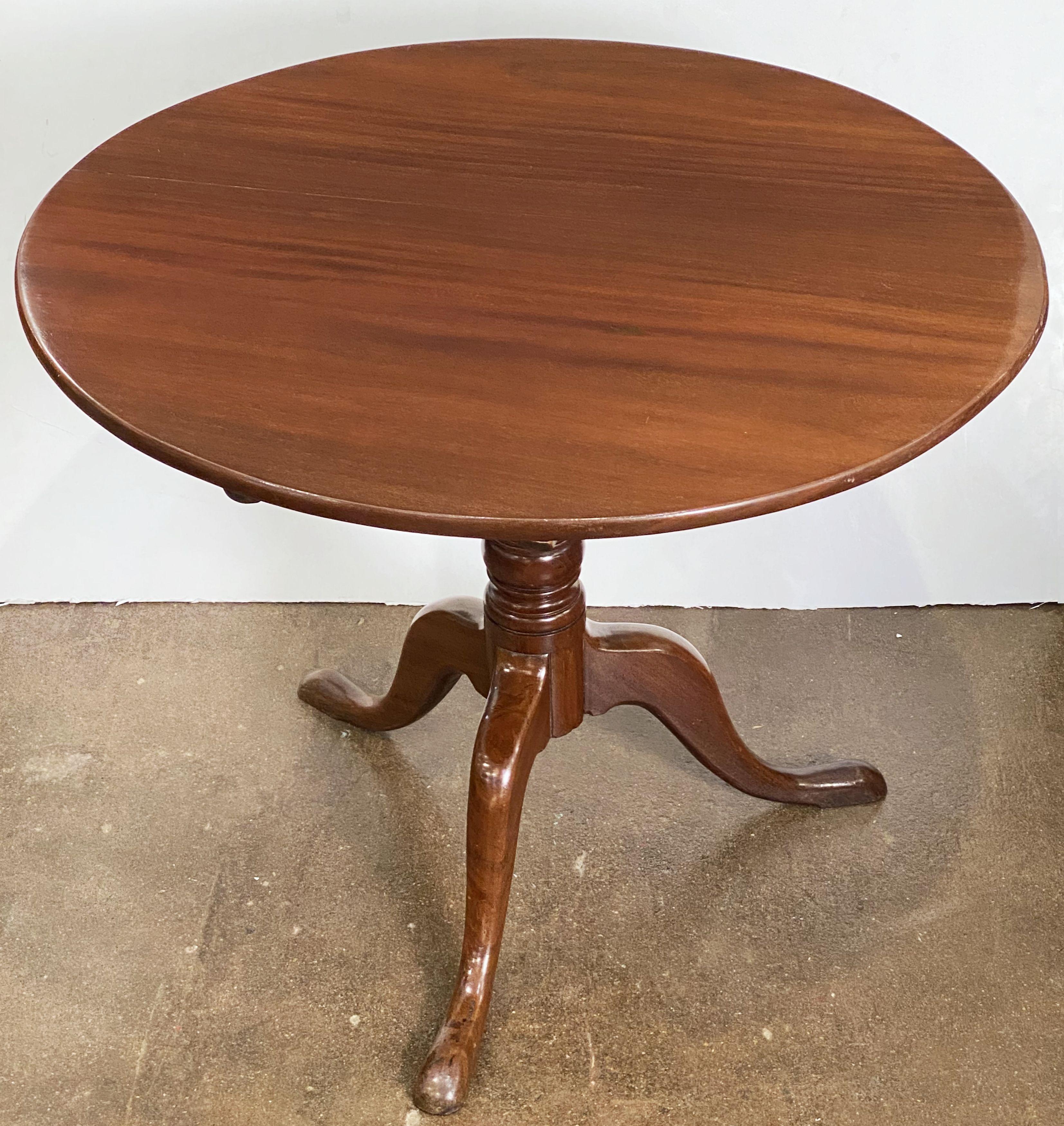 English Tilt-Top Tripod Table of Mahogany In Good Condition For Sale In Austin, TX