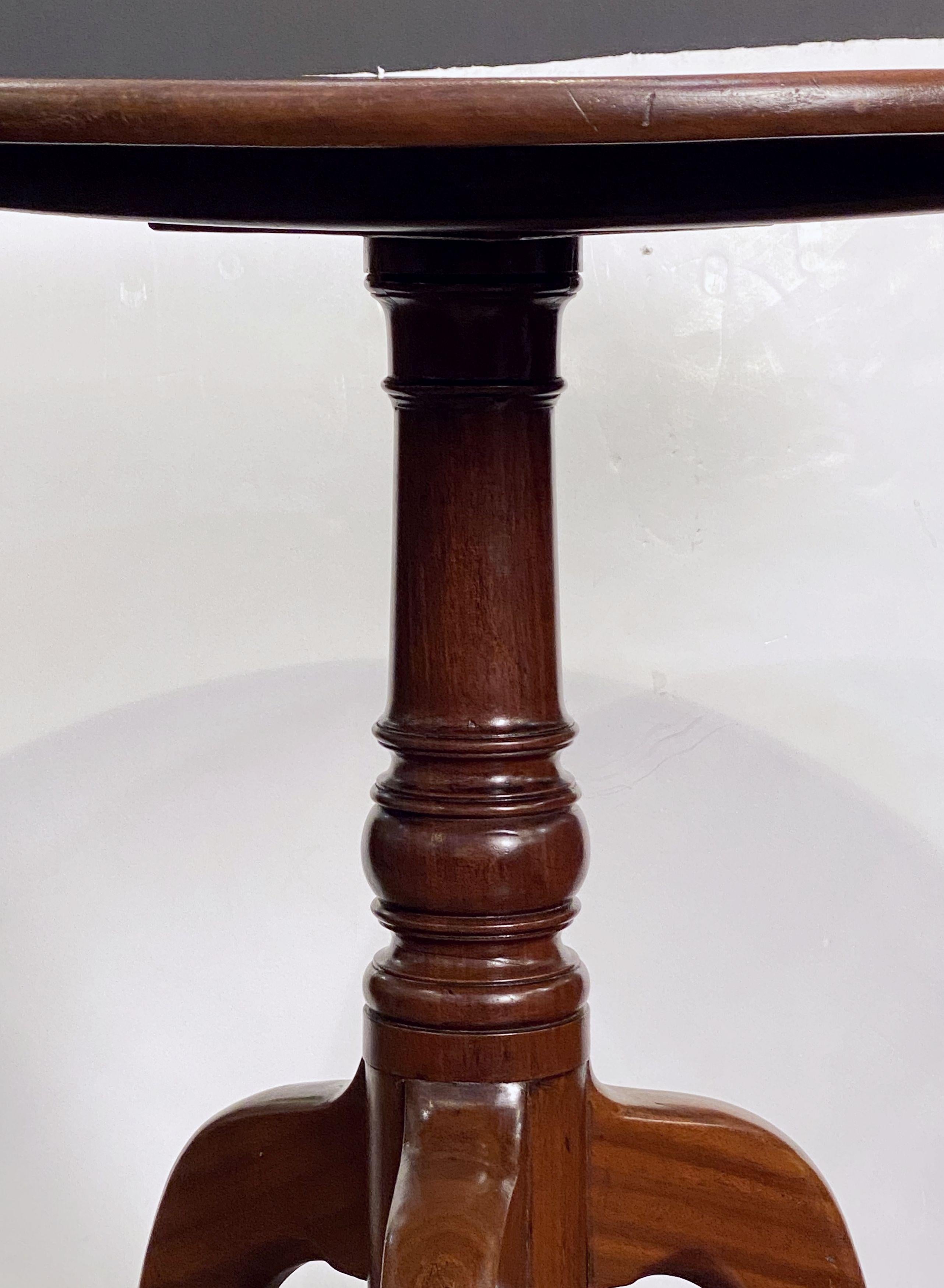 Englischer Dreibein-Tisch aus Mahagoni mit Klappplatte (Metall) im Angebot