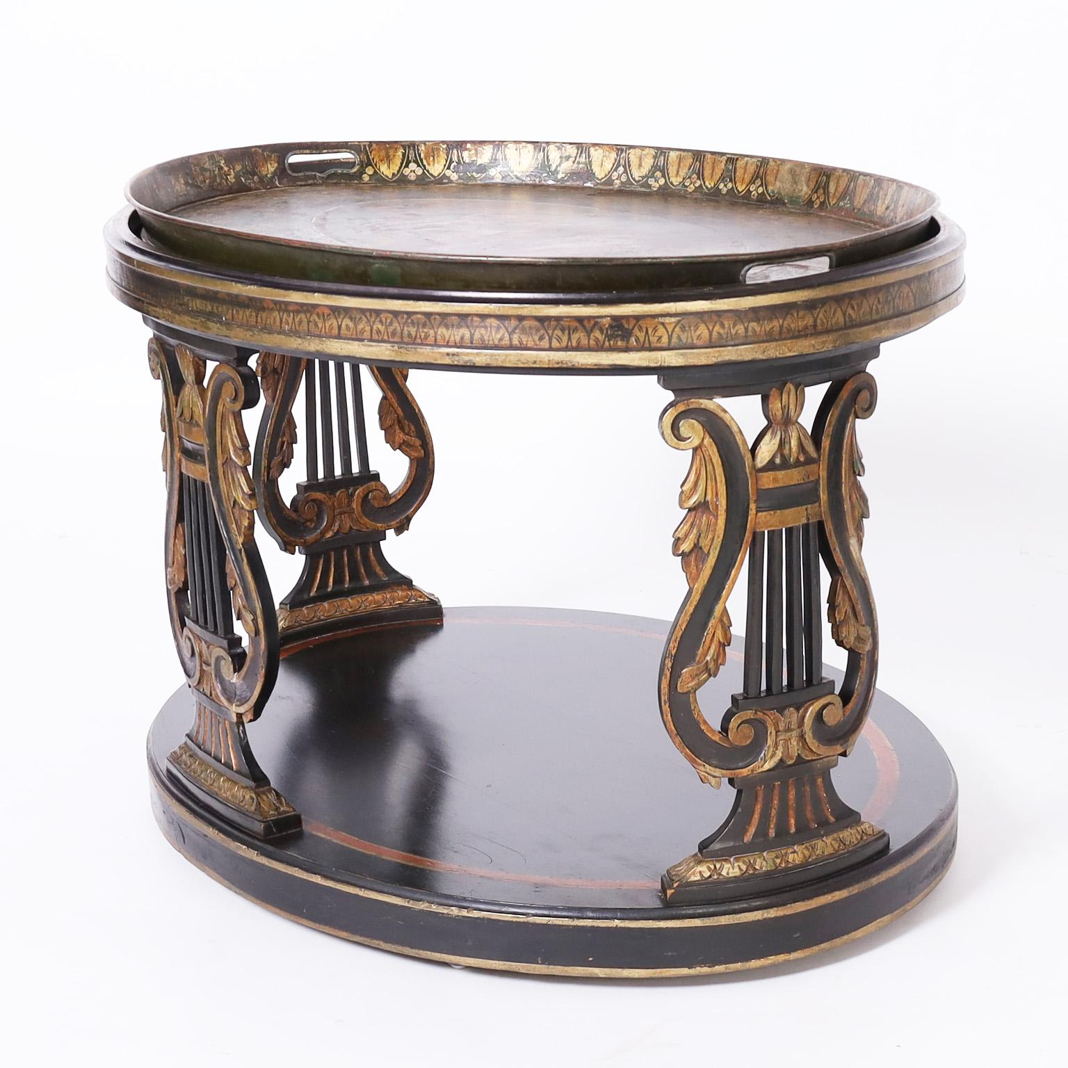 Table d'appoint ou table basse anglaise antique néoclassique avec un plateau ovale amovible en tôle du XIXe siècle décoré d'une peinture à l'huile représentant une scène de jardin classique avec des moutons et des femmes en herbe. La base ultérieure