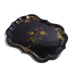 Plateau anglais en tôle à décor de roses et incrustation de nacre, vers 1845