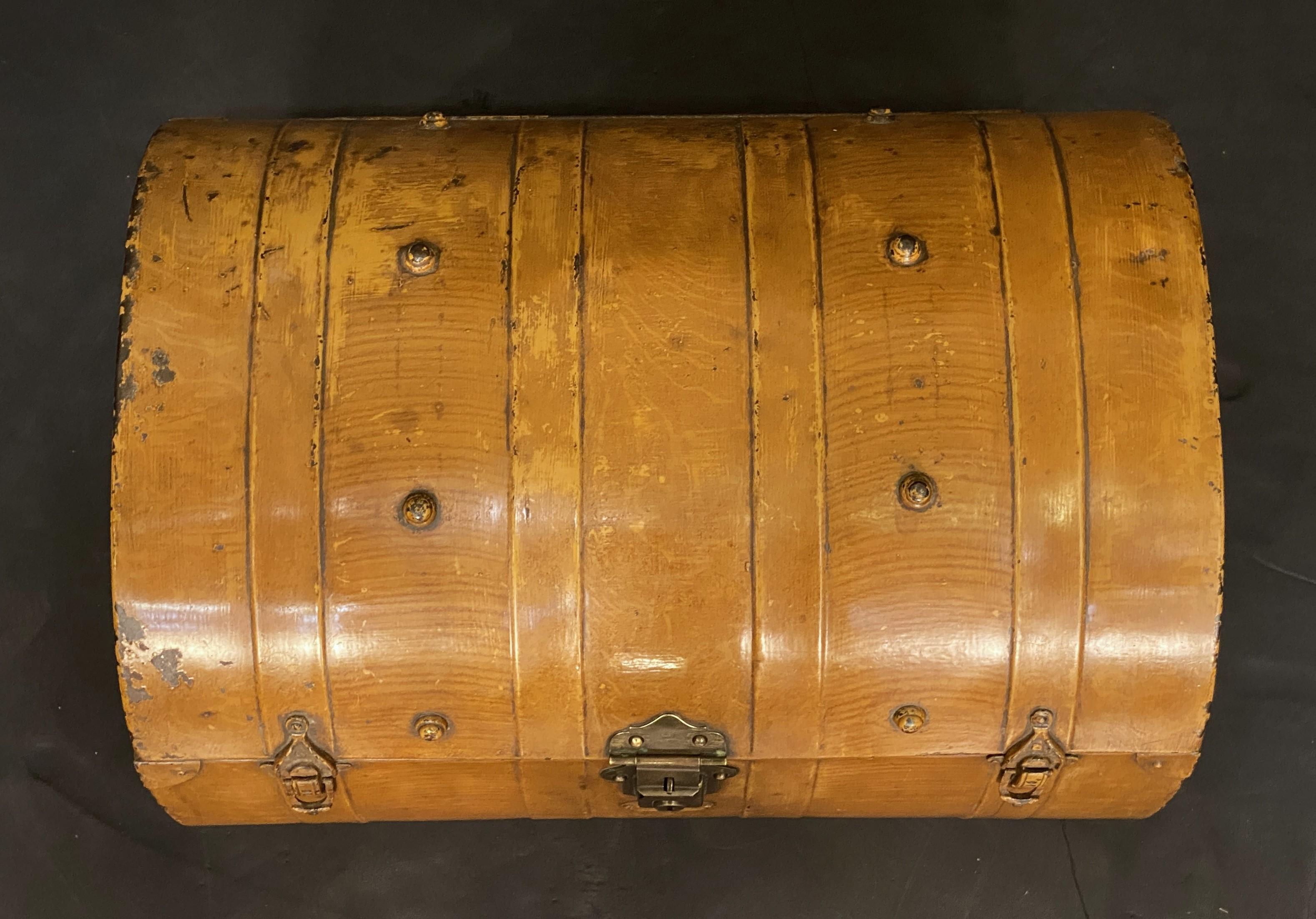 Baule di latta Toleware inglese con finitura in finto Wood e accenti in ottone in vendita 4