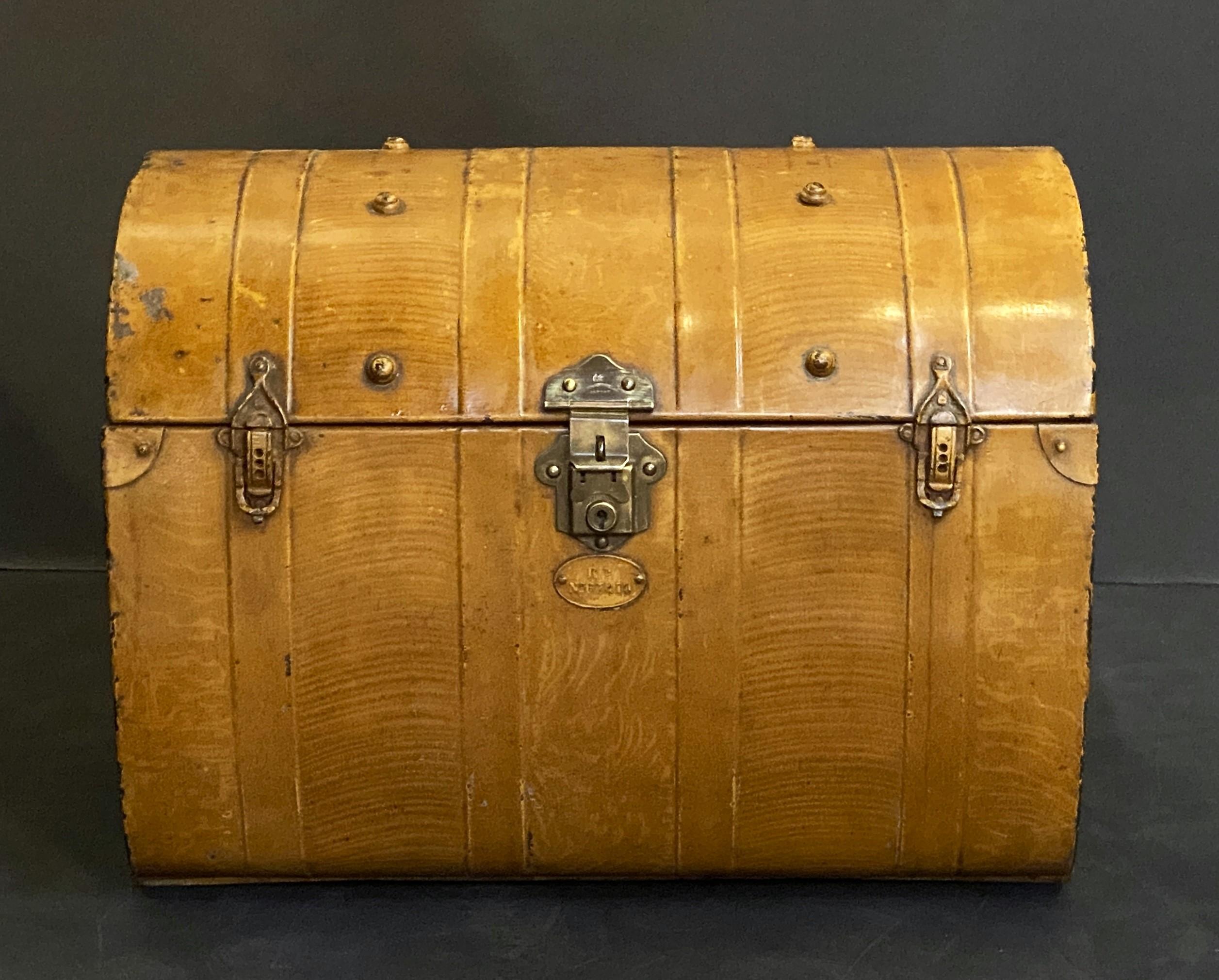 Baule di latta Toleware inglese con finitura in finto Wood e accenti in ottone in vendita 5