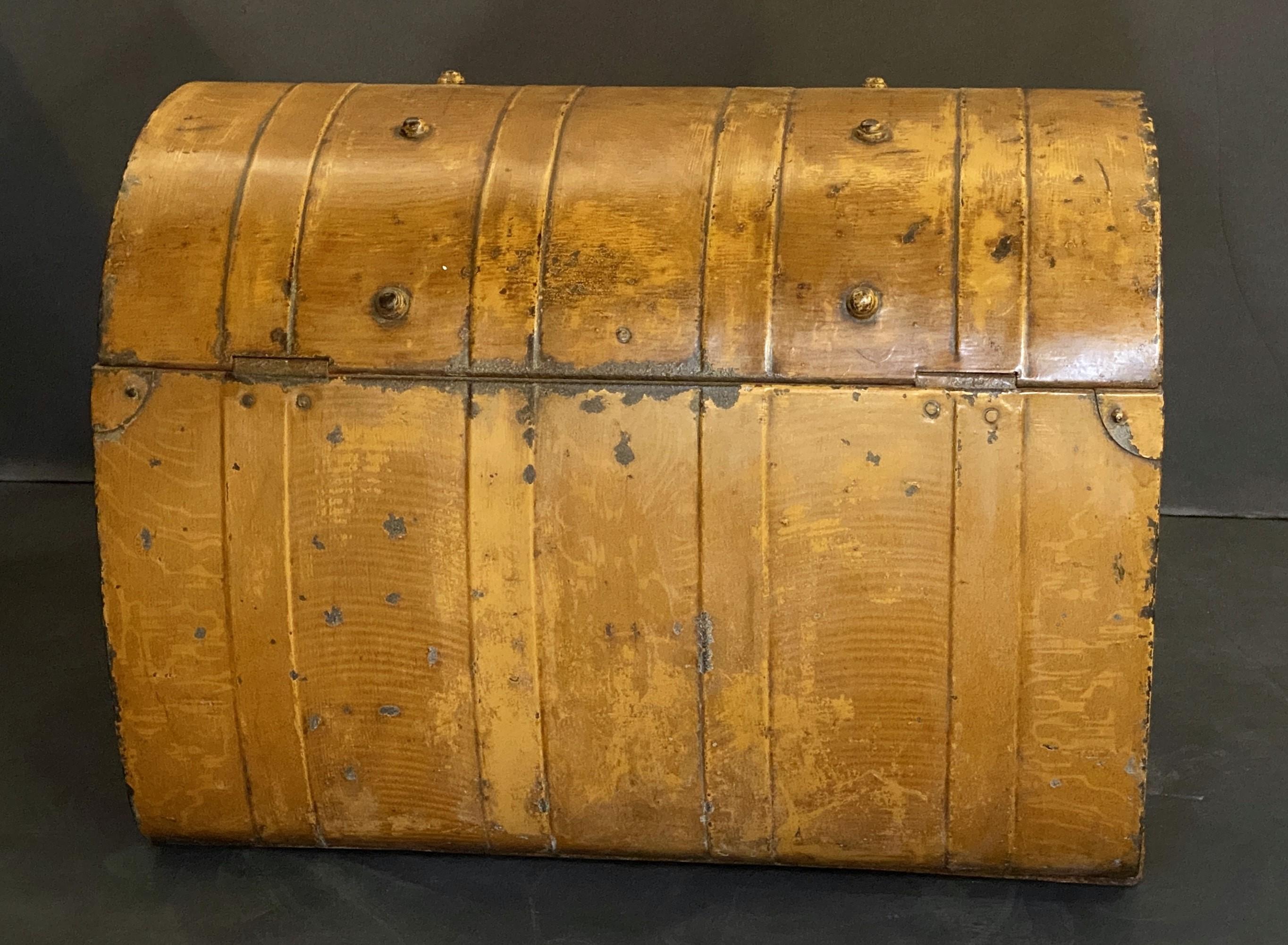 Baule di latta Toleware inglese con finitura in finto Wood e accenti in ottone in vendita 6