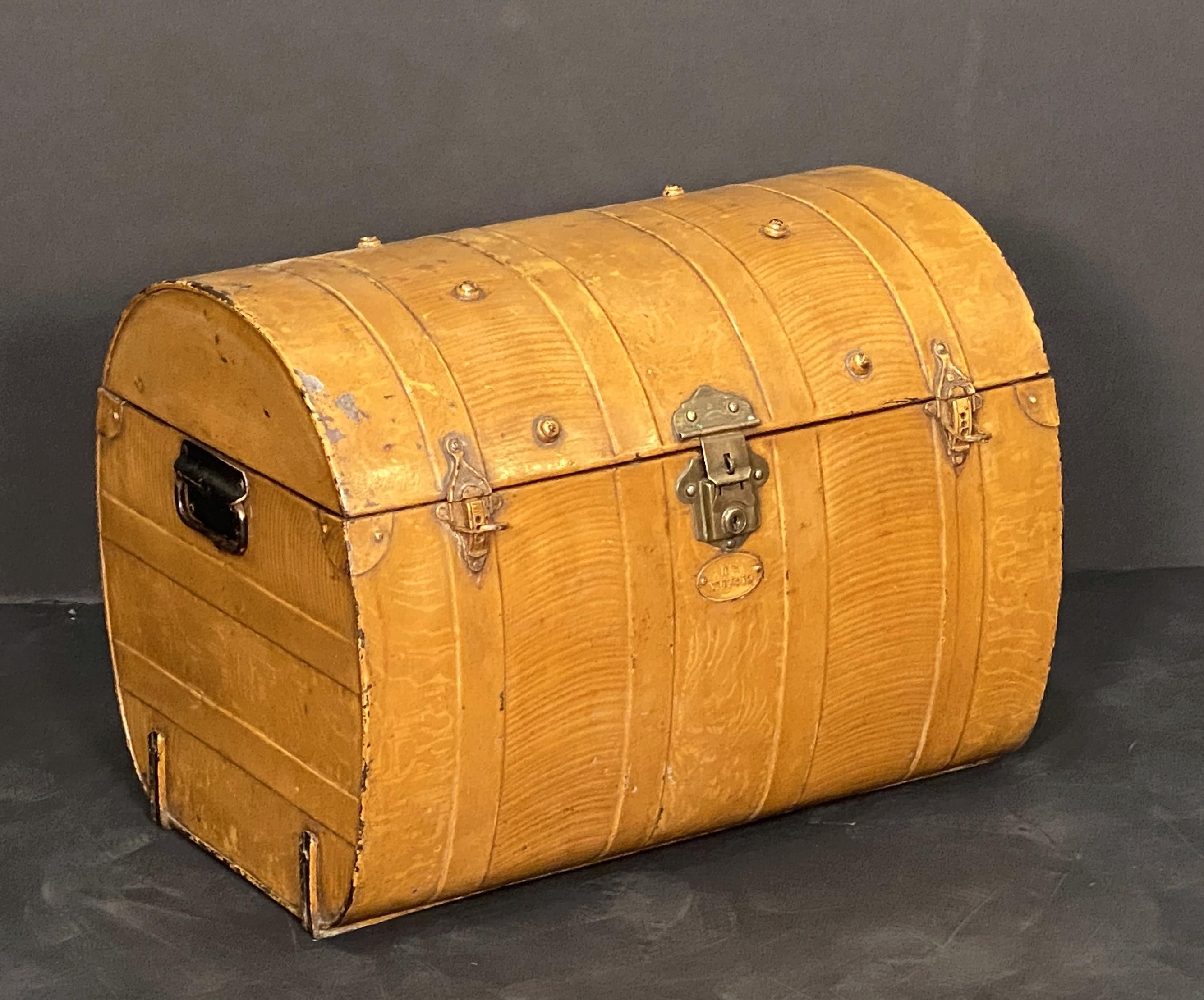 Inglese Baule di latta Toleware inglese con finitura in finto Wood e accenti in ottone in vendita