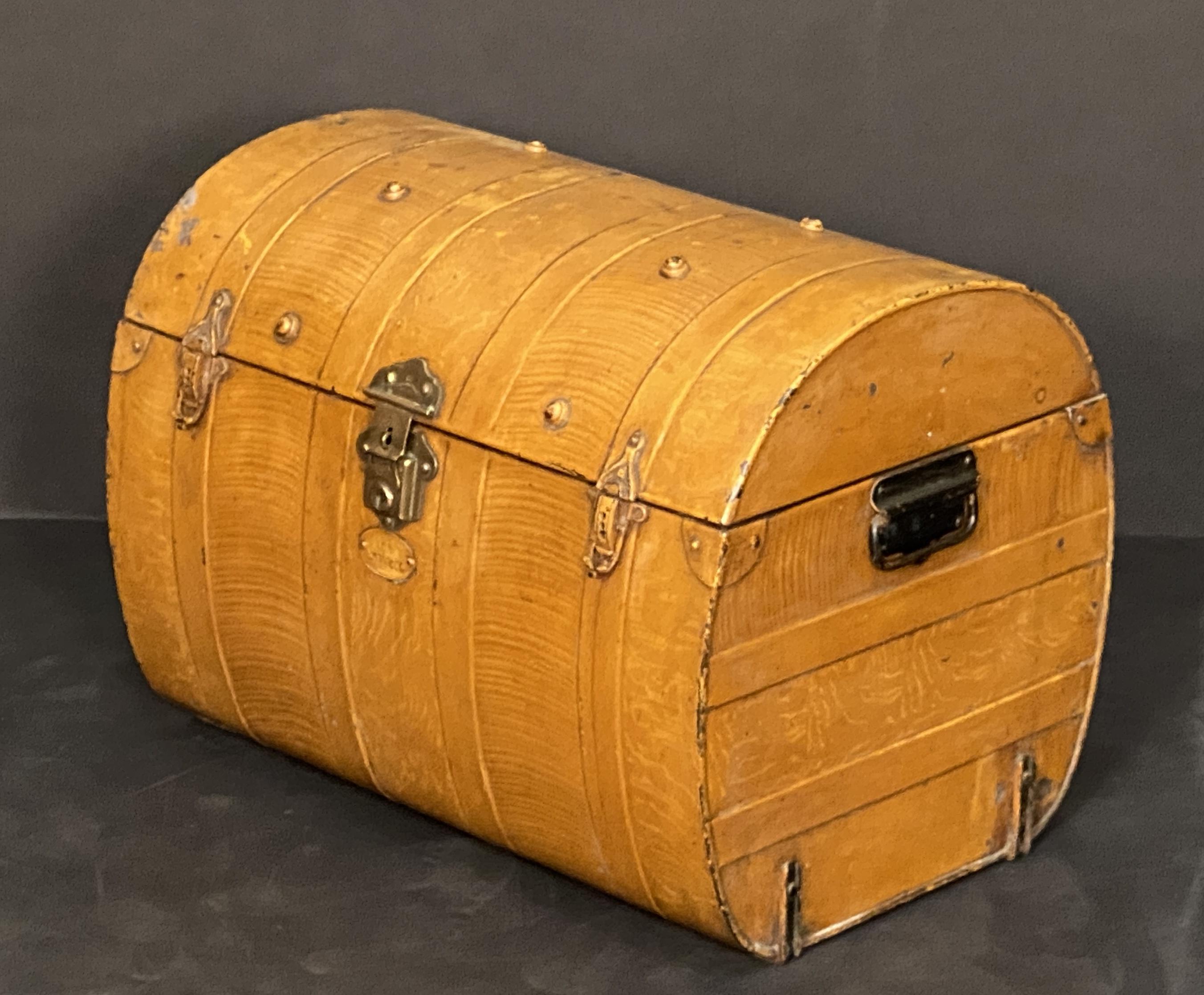Metà XIX secolo Baule di latta Toleware inglese con finitura in finto Wood e accenti in ottone in vendita