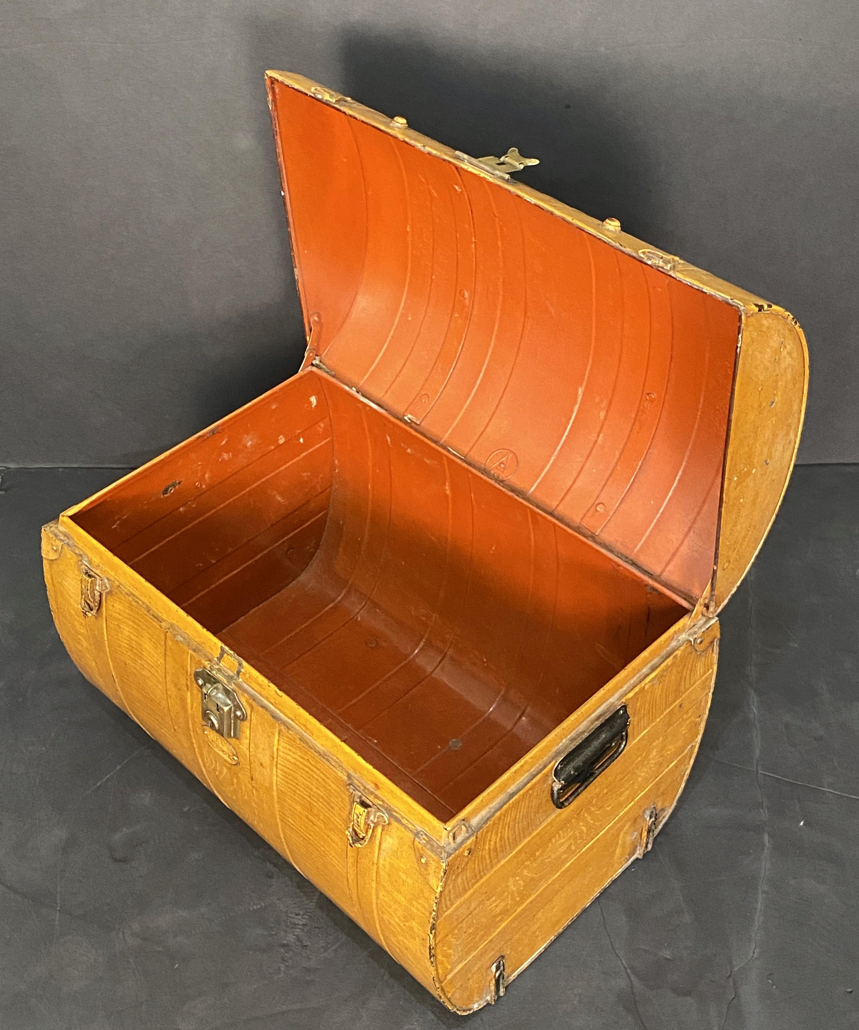 Ottone Baule di latta Toleware inglese con finitura in finto Wood e accenti in ottone in vendita