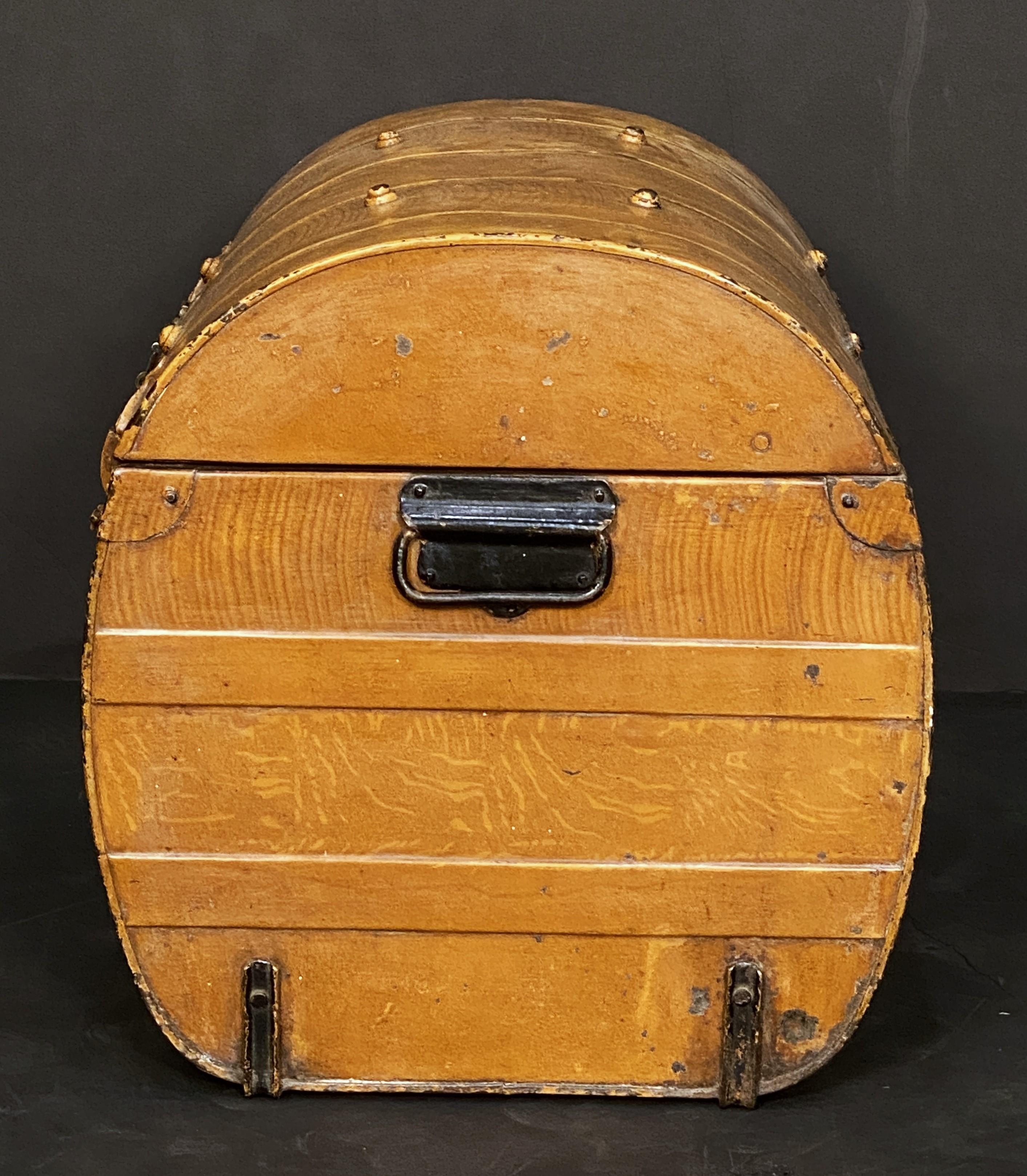 Baule di latta Toleware inglese con finitura in finto Wood e accenti in ottone in vendita 1