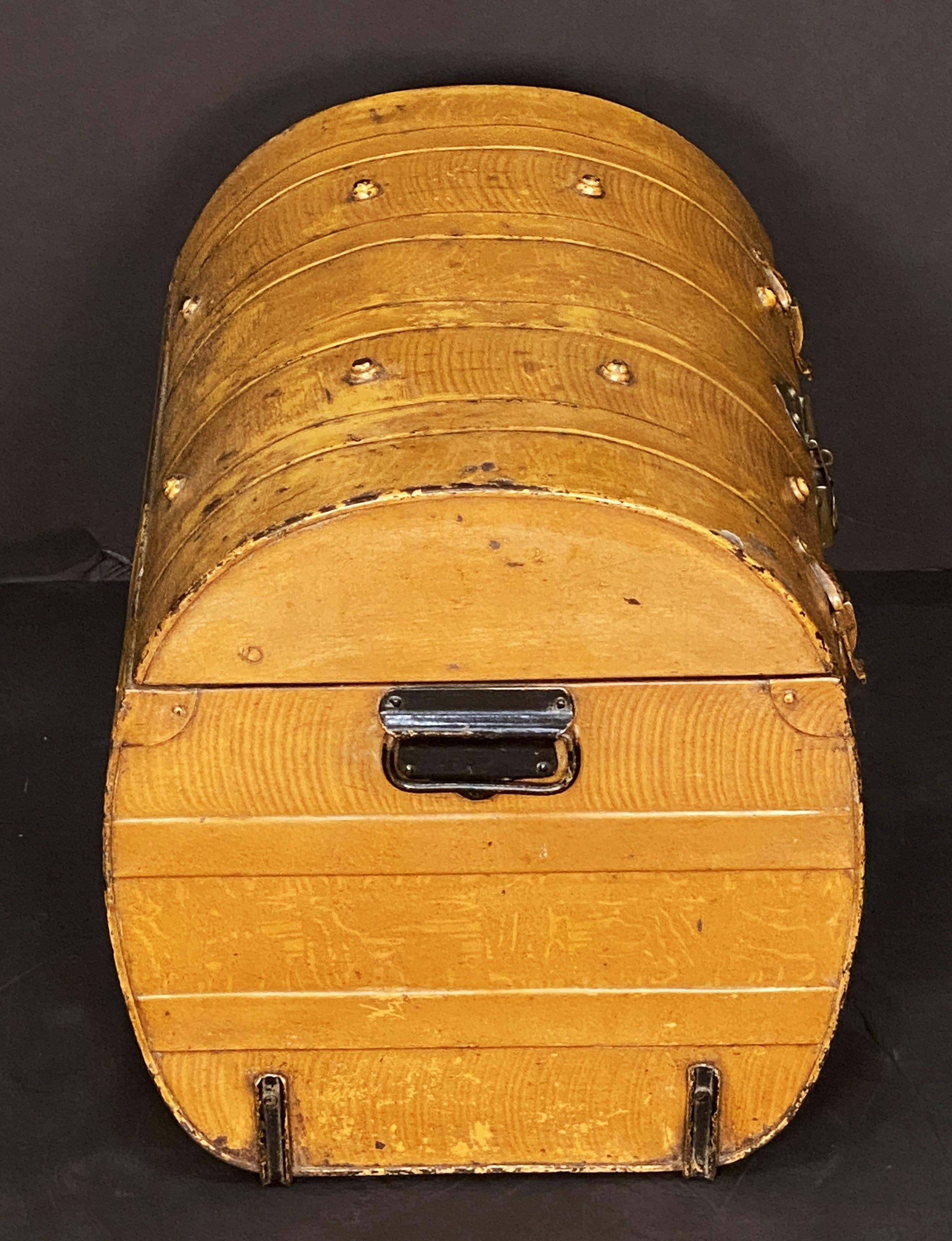 Baule di latta Toleware inglese con finitura in finto Wood e accenti in ottone in vendita 2