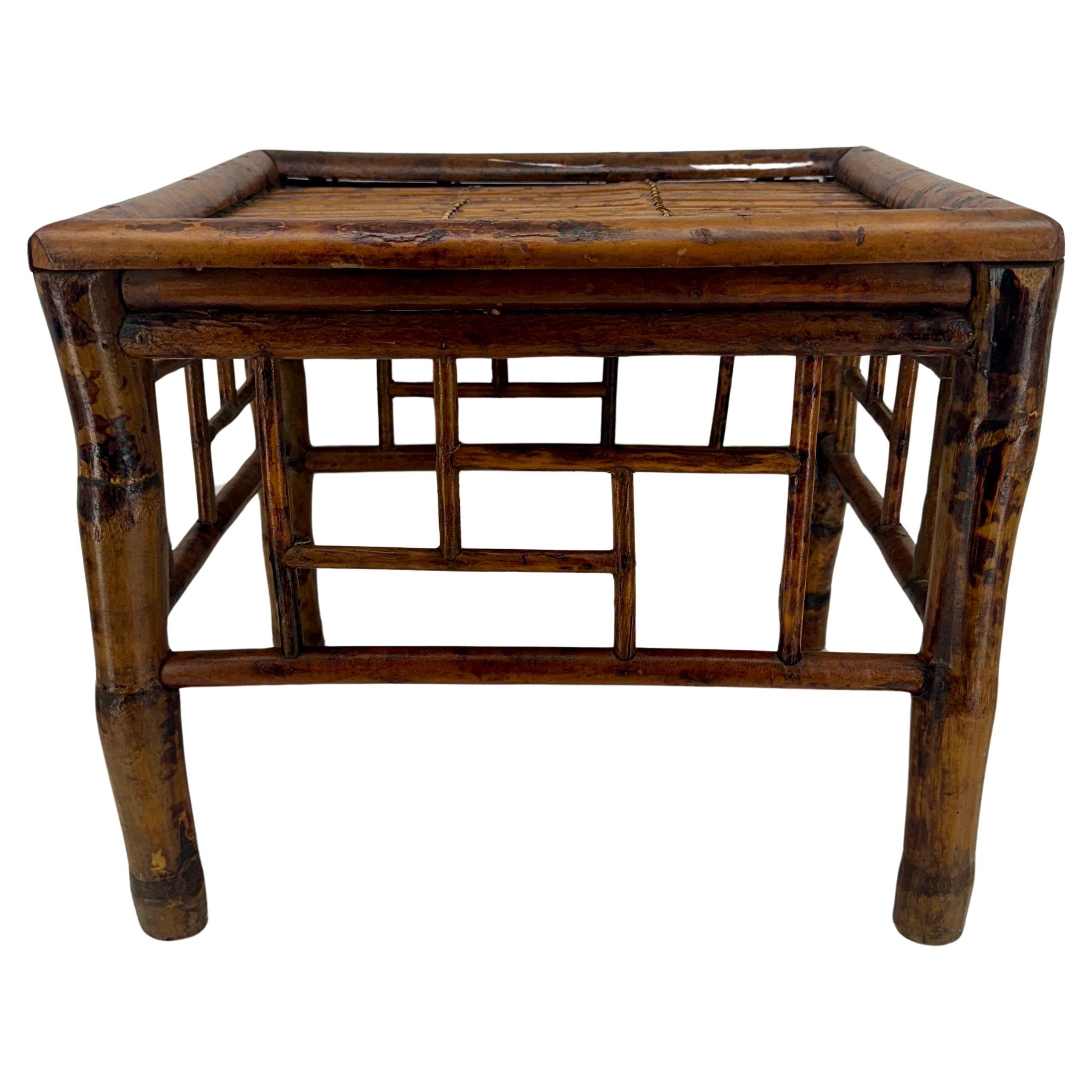 Tavolino sgabello in bambù tartarugato del 1960, Inghilterra.

Sgabello elegante e robusto, dalla forma e dalla funzione. Un pezzo versatile che si presenta benissimo da solo o come tavolino basso accanto a una coppia di sedie. Il design semplice ed