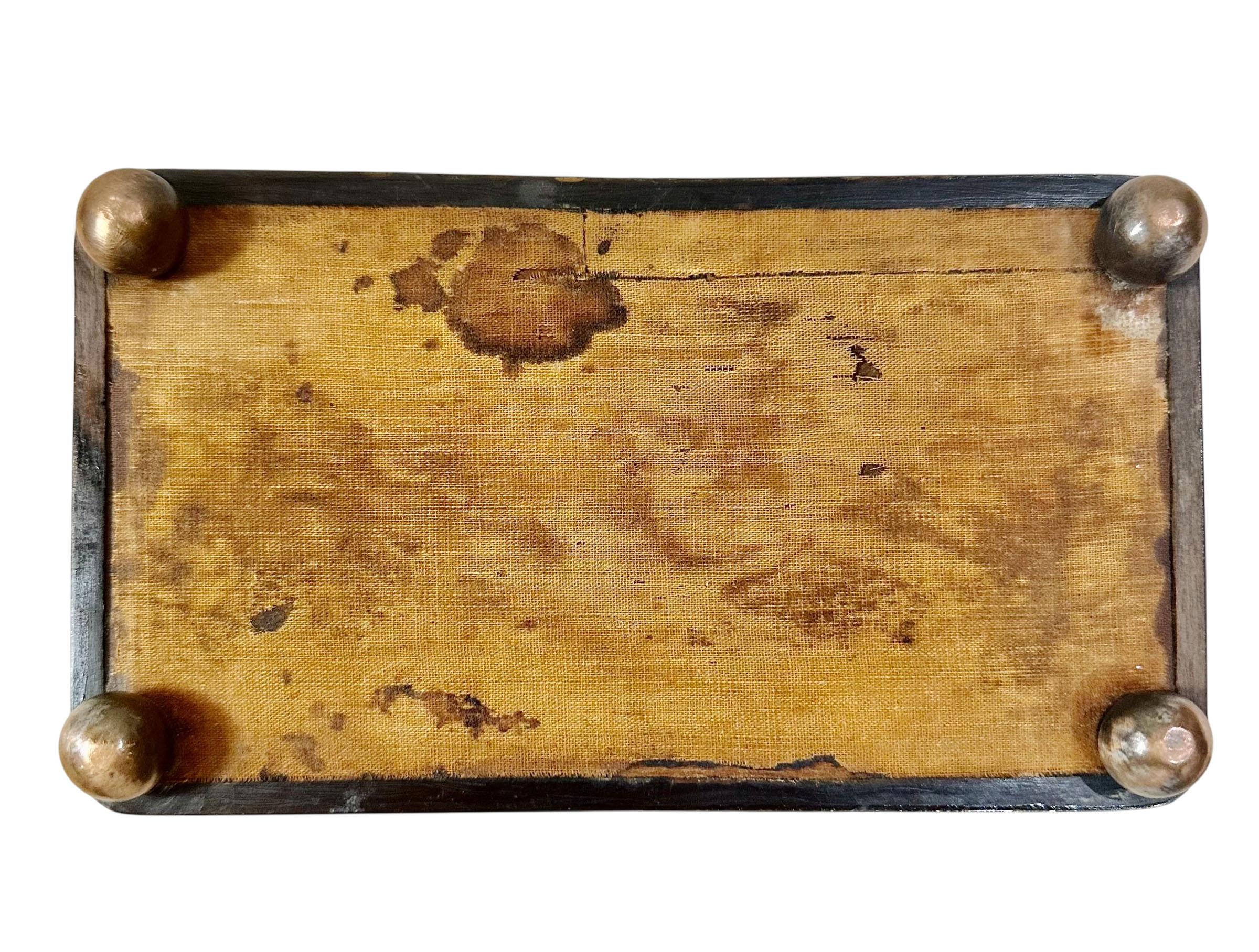Caja inglesa de carey sobre pies de bola de marfil. Completo con todo el interior original, sin llave. Inglaterra, entre 1800 y 1820.