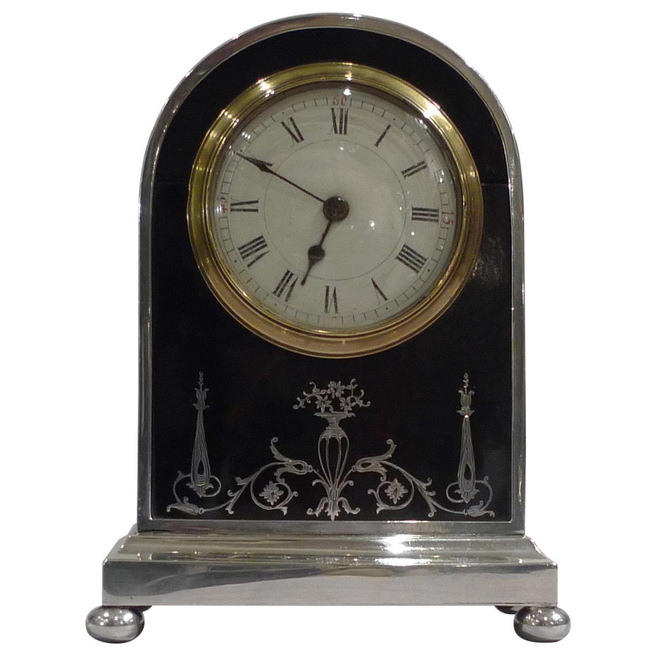 Reloj de chimenea inglés de carey, piqué de plata y cuero