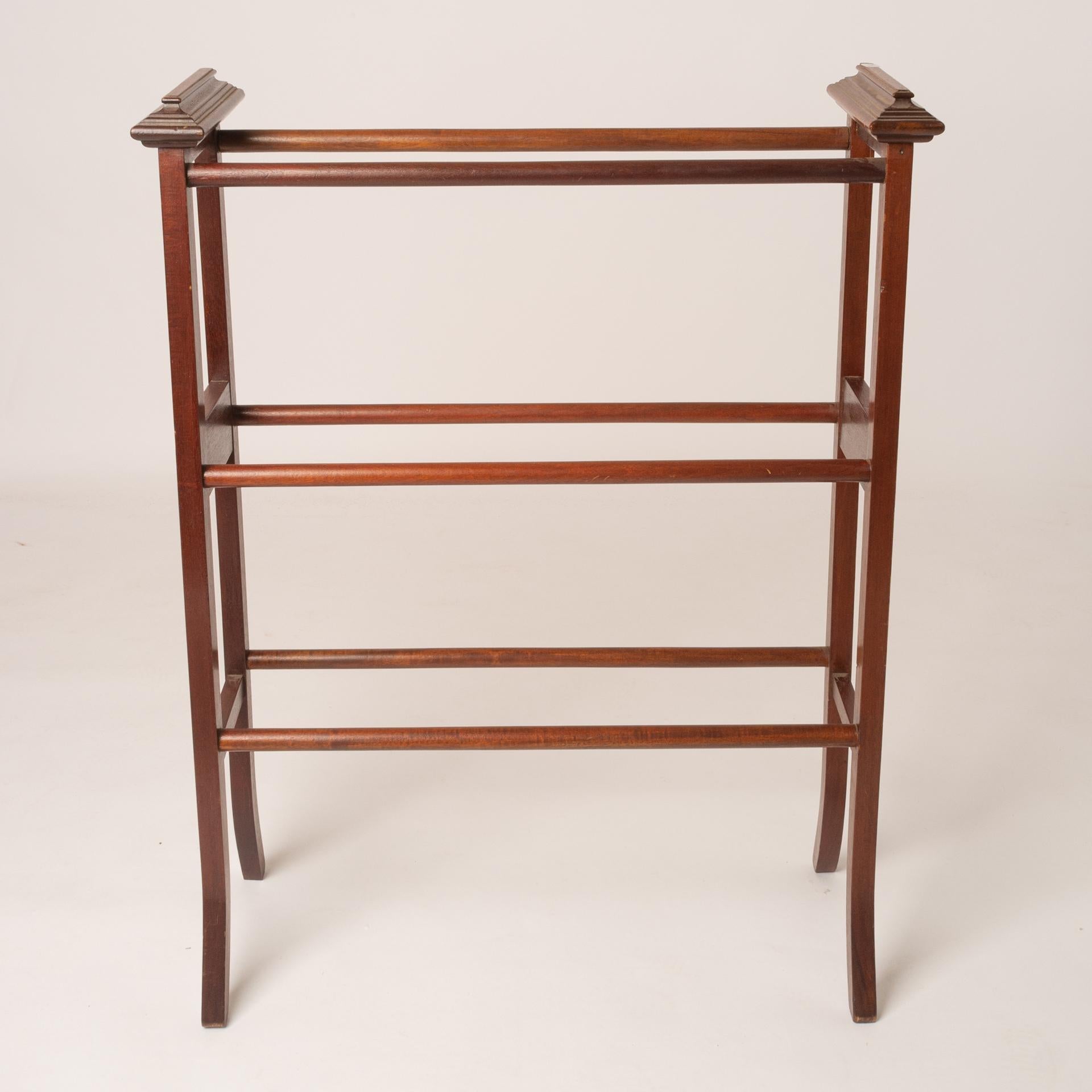 M/714 -  That's an old Emglish towel holder rack: very useful and elegant, old and perfect, now difficult to find.
With a good price because I'm closing activities.