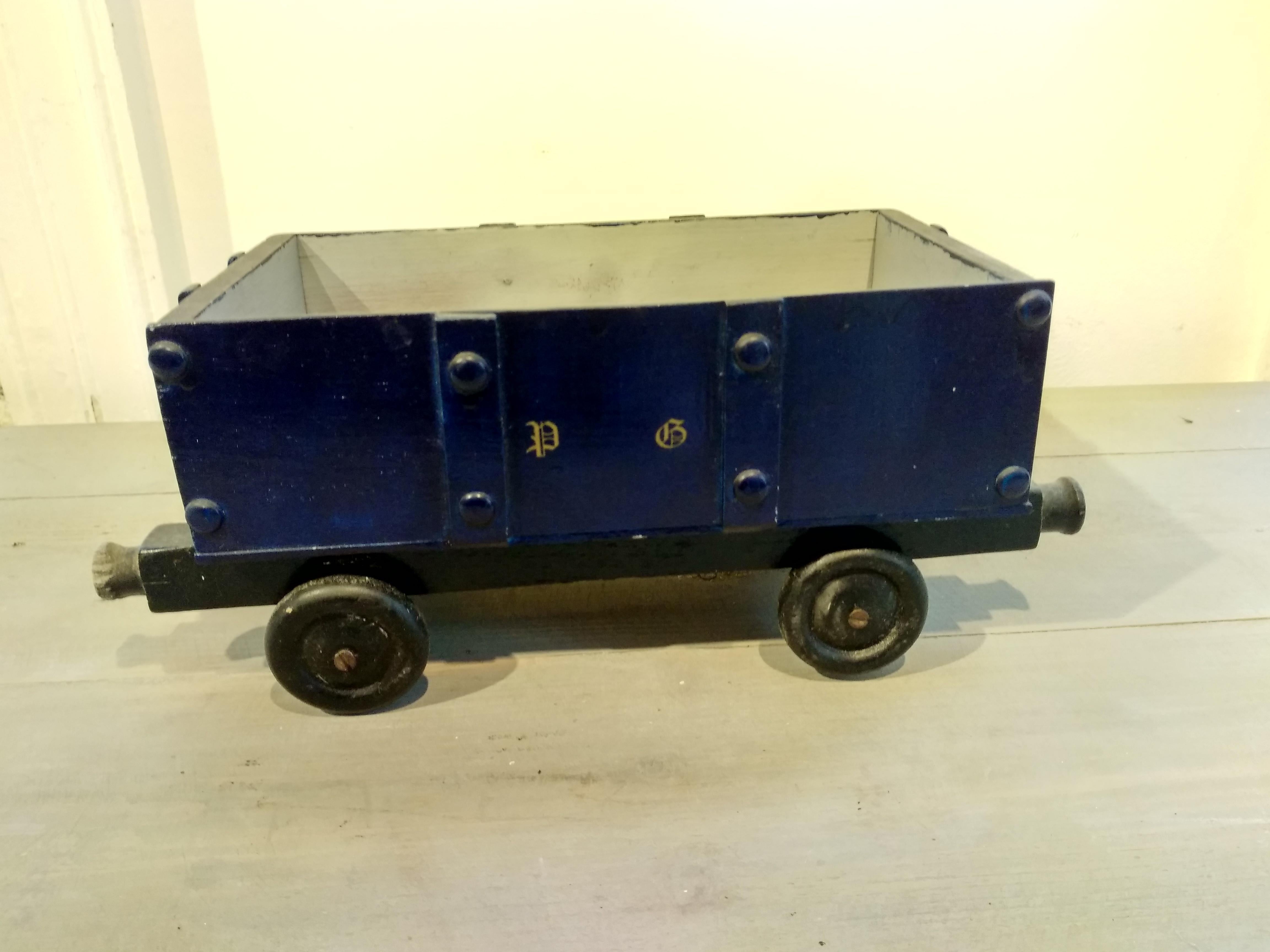 English Toy Train with Cargo Car, 1940 In Good Condition In Sheffield, MA