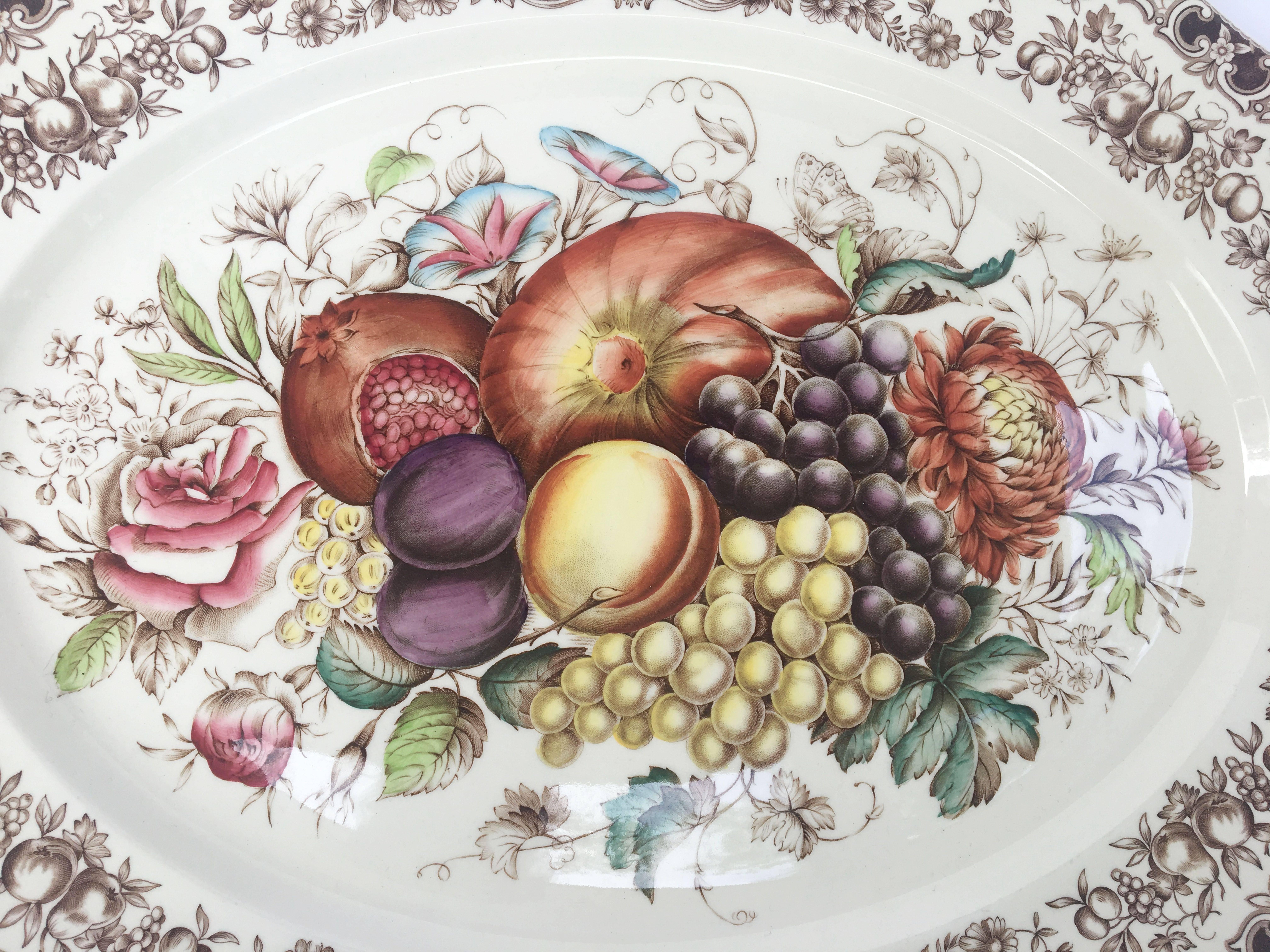 Un grand plat de service vintage représentant le motif de la récolte de fruits en vaisselle transférée brune et blanche de la célèbre entreprise de poterie anglaise, Johnson Brothers.

Avec une étiquette brune authentique du milieu du siècle au